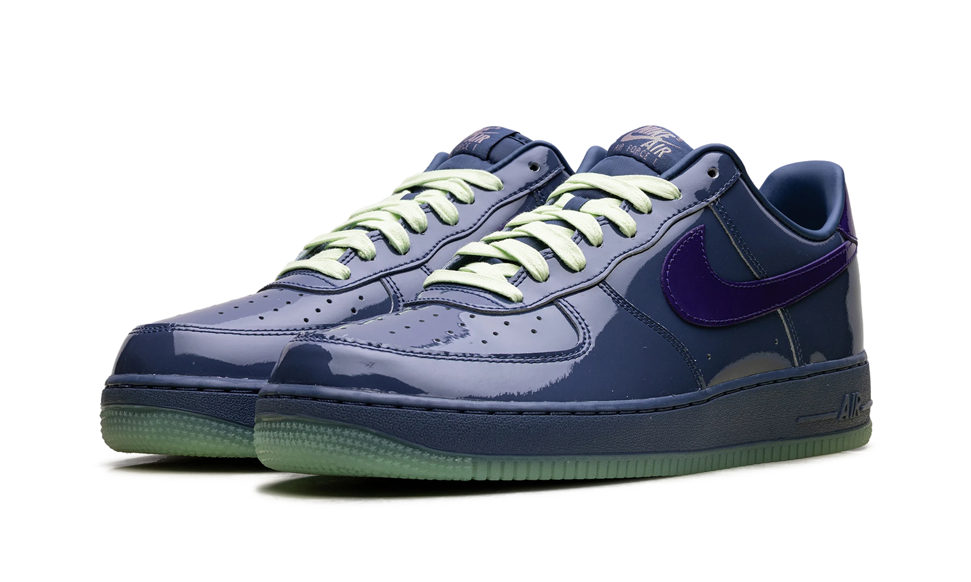 Detail of the inner side of the sneaker Nike Air Force 1 Low Patent Leather Mystic Navy Grape Ice (IO4489-400) bleu, violet et vert.