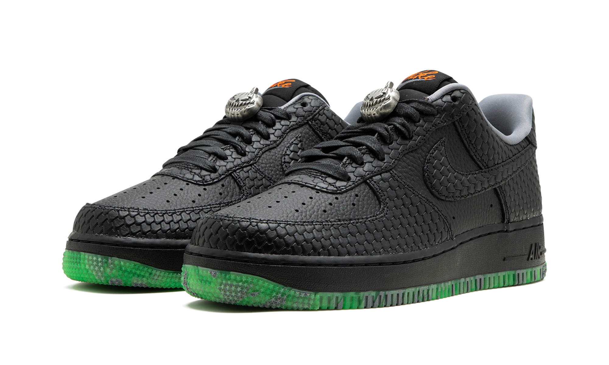 Detail of the inner side of the sneaker Nike Air Force 1 Low PRM Halloween noir, gris et orange.