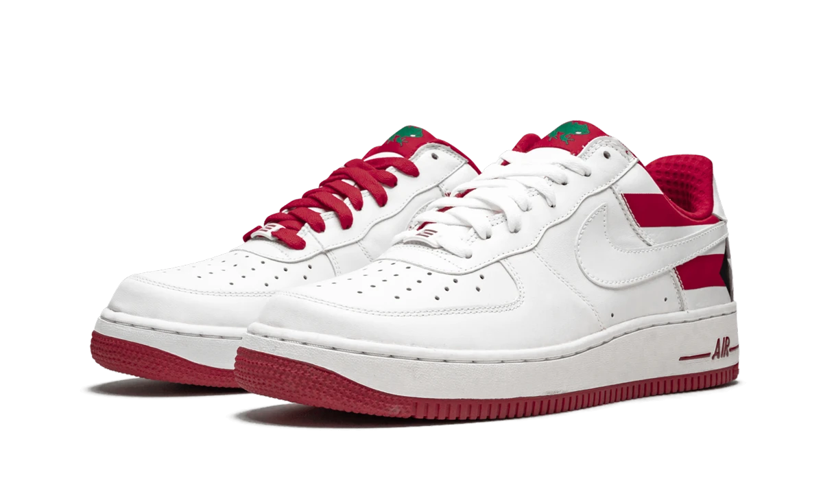 Detail of the inner side of the sneaker Nike Air Force 1 Low Puerto Rico 7 blanc, noir et rouge.
