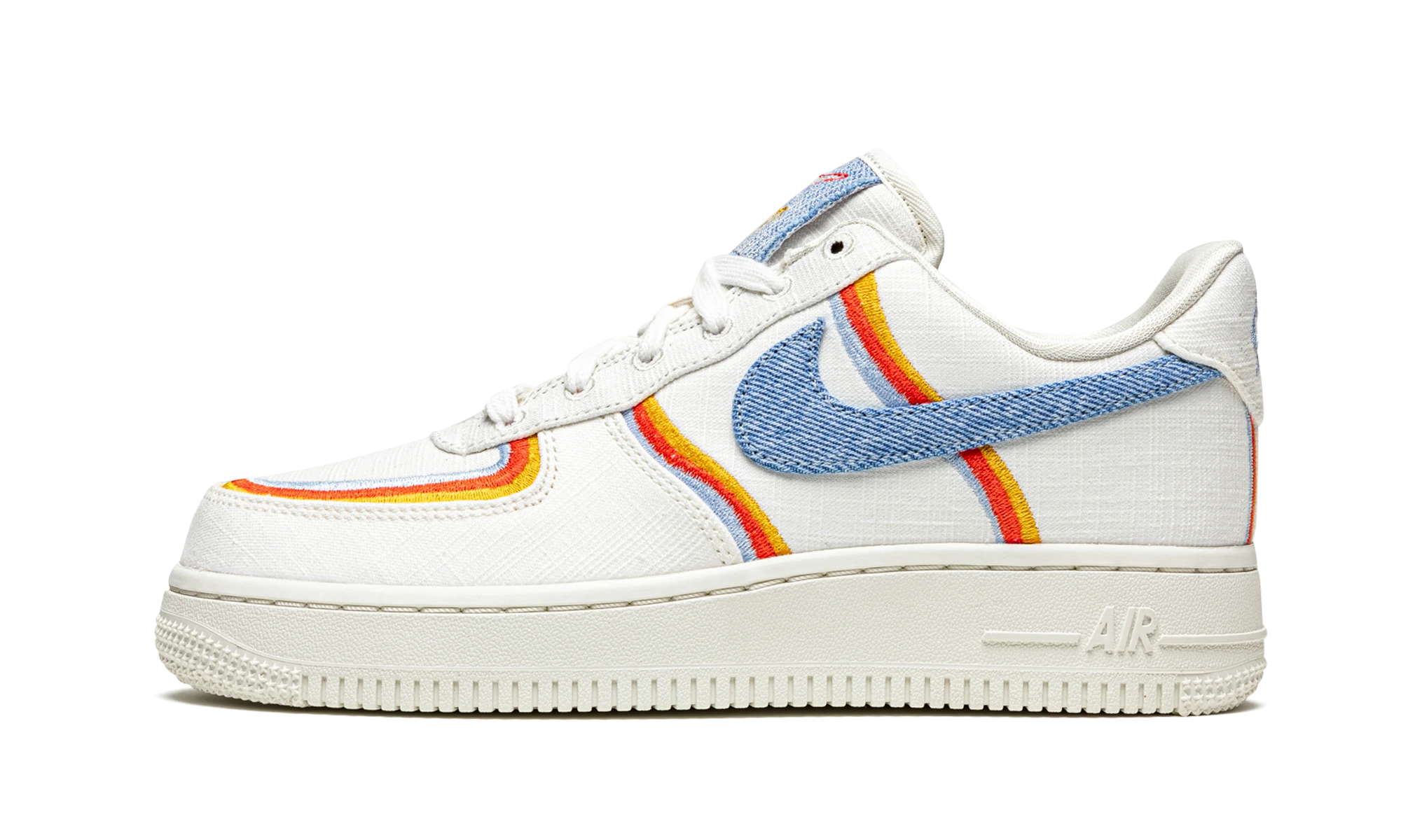 Sneaker Nike Air Force 1 Low Sail Denim Swoosh in denim beige, blue and red, available in Europe — outer profile view.