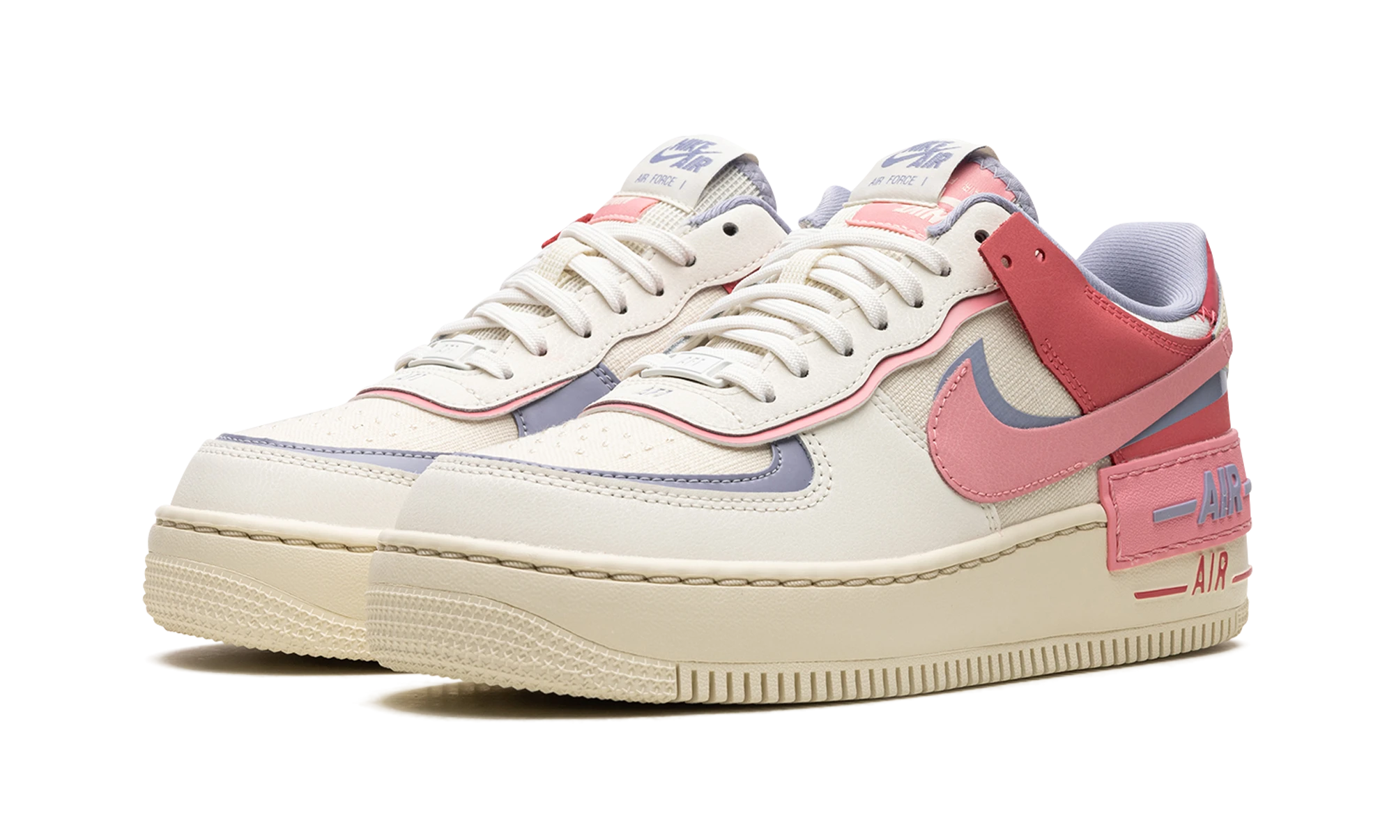 Detail of the inner side of the sneaker Nike Air Force 1 Low Shadow Sail Sea Coral beige, rose et bleu.