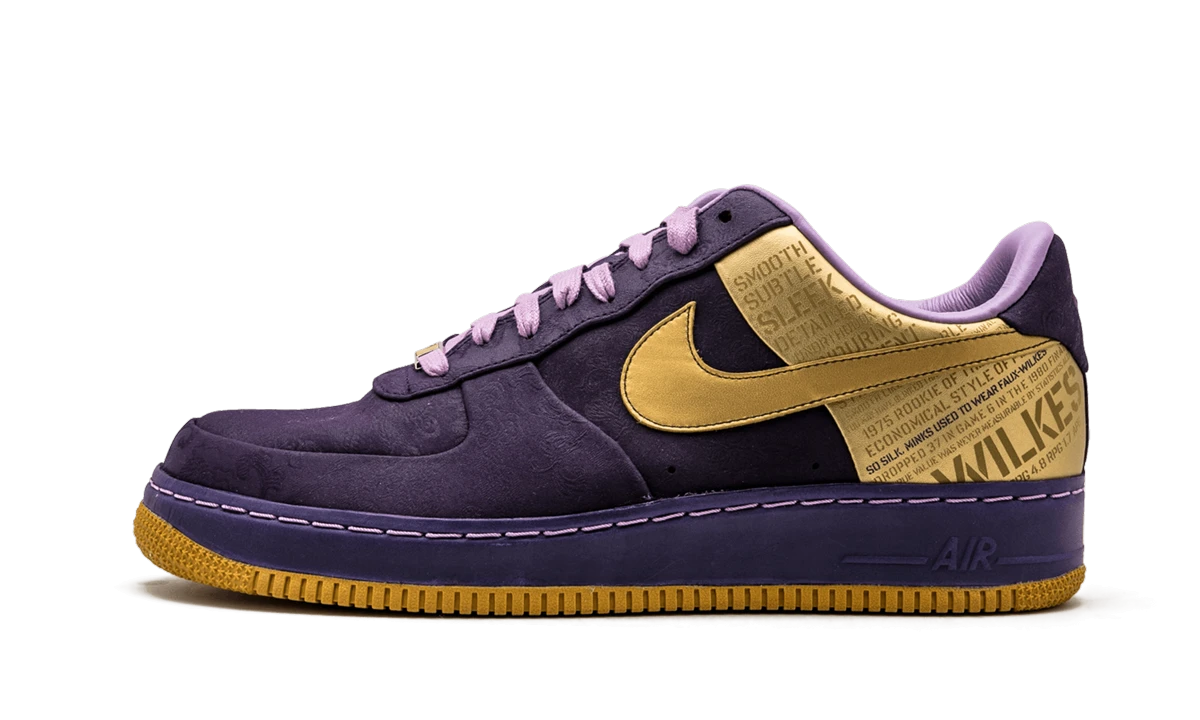 Sneaker Nike Air Force 1 Low Supreme Jamaal Wilkes in leather purple and gold, available in Europe — outer profile view.