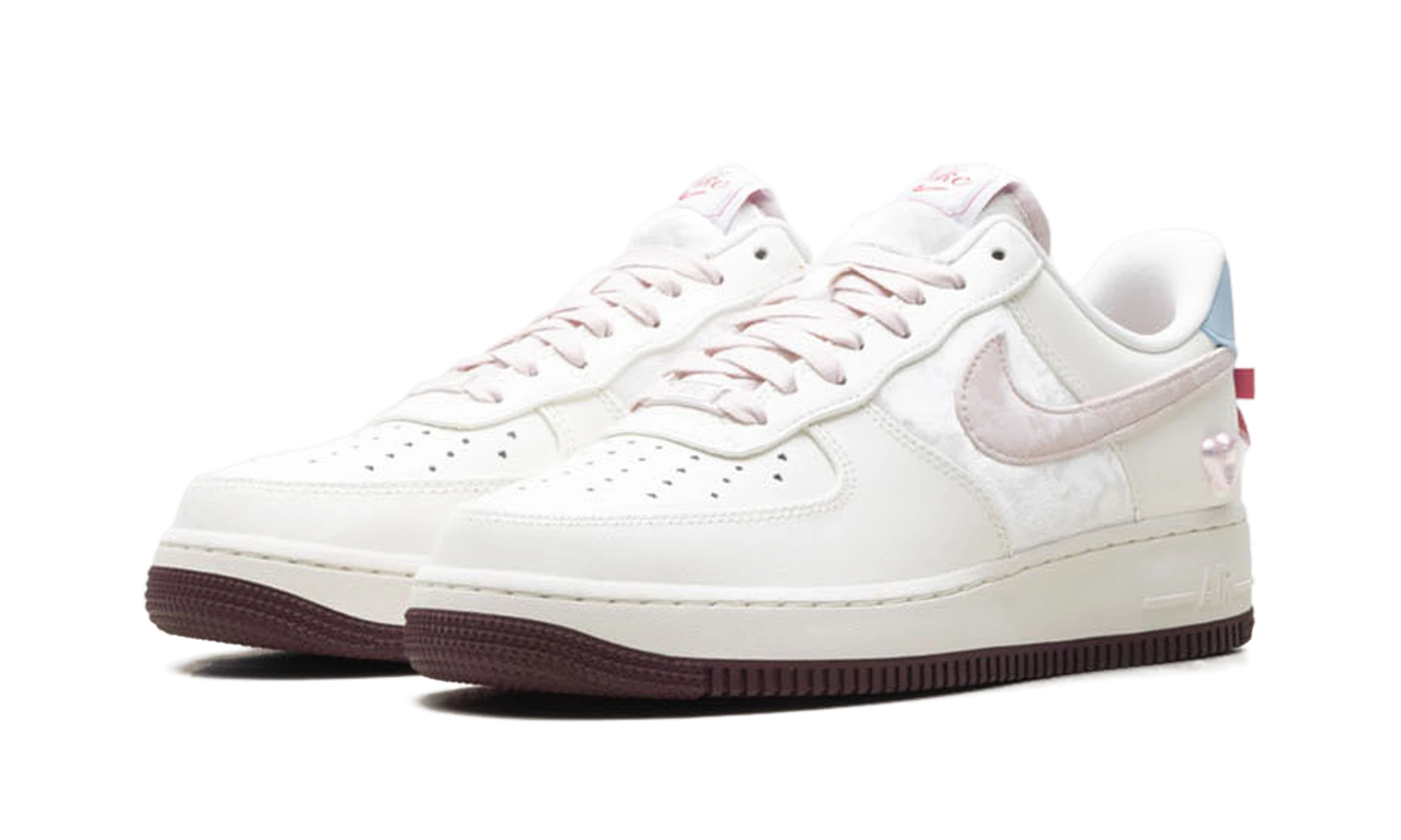 Detail of the inner side of the sneaker Nike Air Force 1 Low Valentine's Day (IQ4937-161) beige, rouge et bleu.