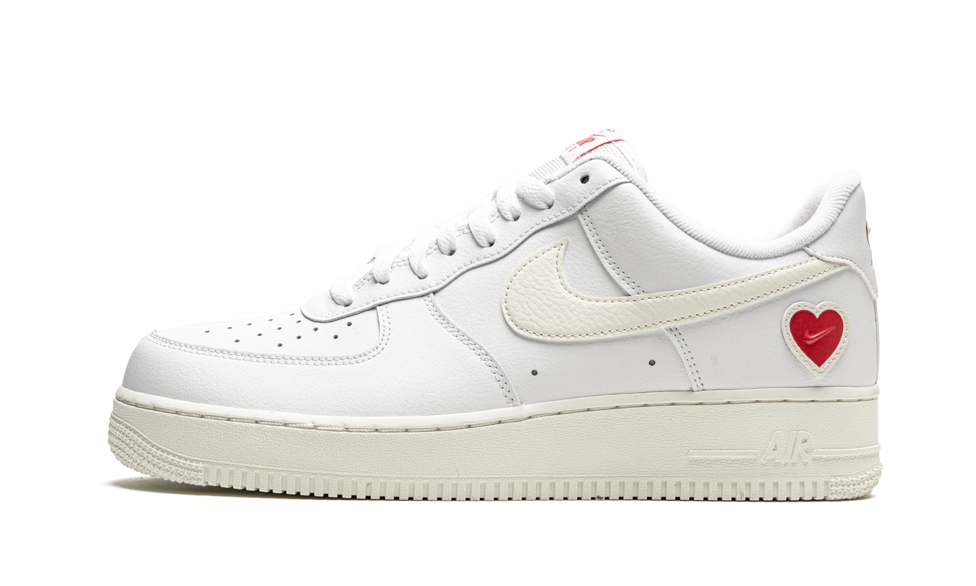 Sneaker Nike Air Force 1 Low Valentine's Day in leather white, beige and red, available in Europe — outer profile view.