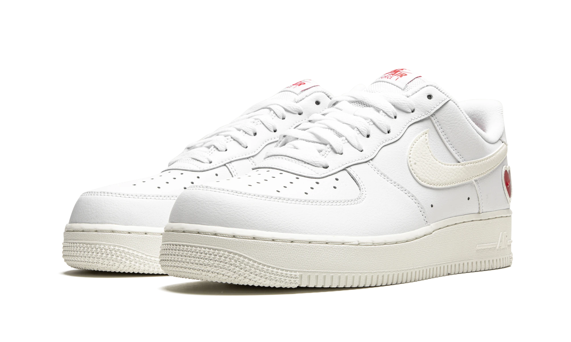 Detail of the inner side of the sneaker Nike Air Force 1 Low Valentine's Day blanc, beige et rouge.