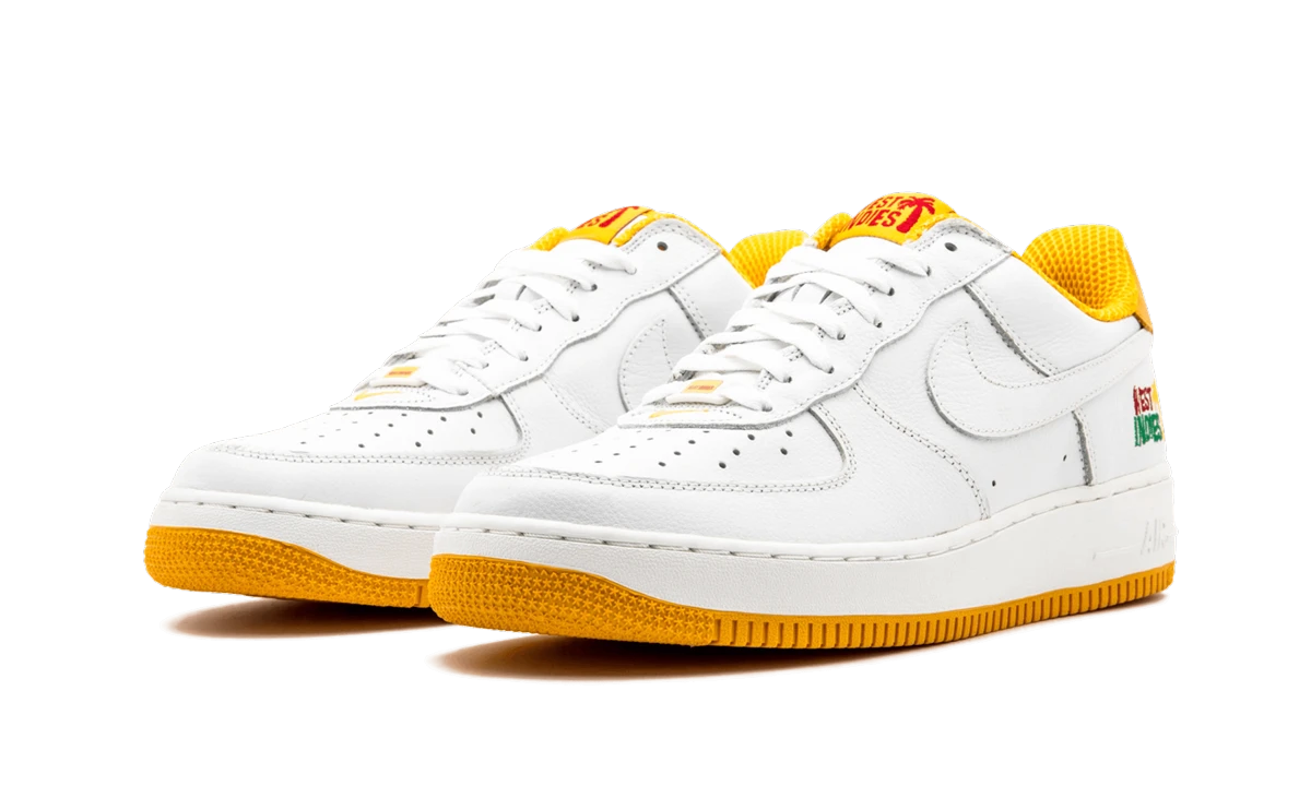 Detail of the inner side of the sneaker Nike Air Force 1 Low West Indies 2 blanc et or.