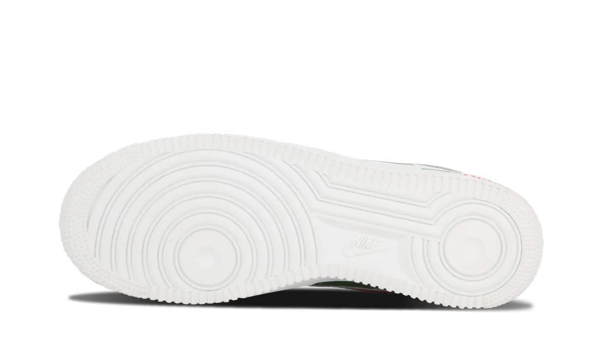 Detail of the inner side of the sneaker Nike Air Force 1 Low World Cup Mexico blanc, rouge et vert.