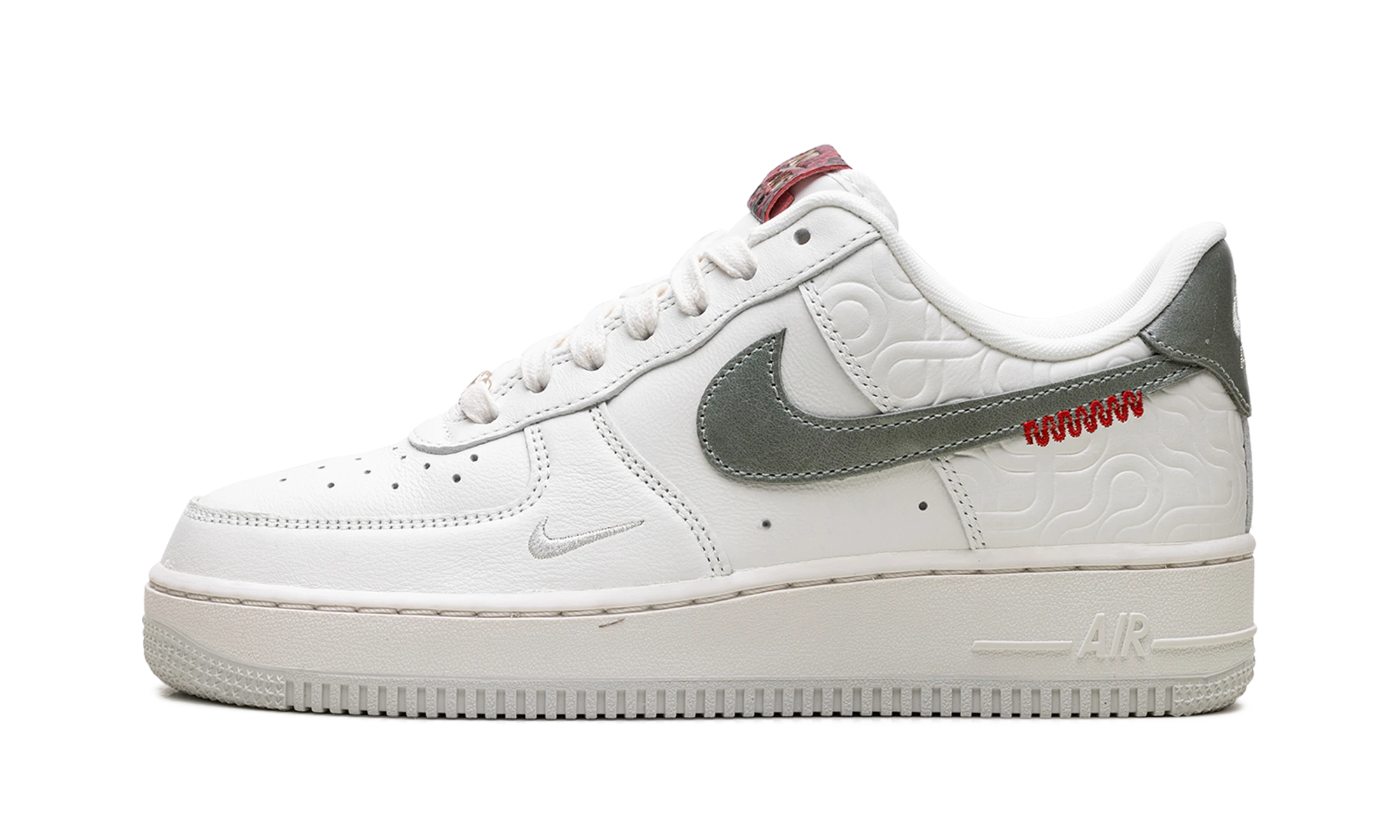 Sneaker Nike Air Force 1 Low Year of the Snake (HV5979-130) in leather beige, red and gold — outer profile view.