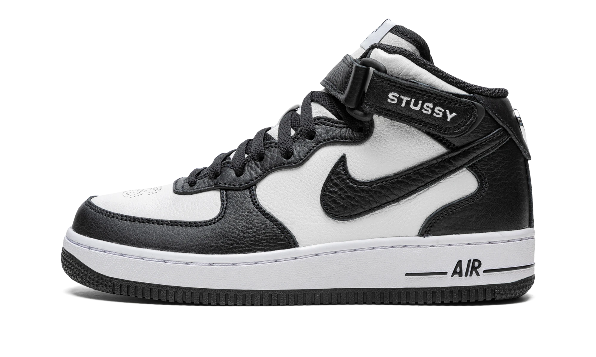 Sneaker Nike Air Force 1 Mid Stussy Light Bone Black in leather grey, black and white, available in Europe — outer profile view.