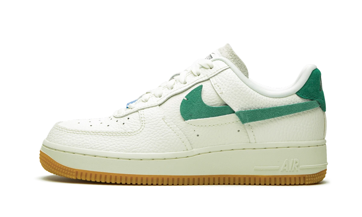 Sneaker Nike Air Force 1 Vandalized Sail Mystic Green in leather beige and green, available in Europe — outer profile view.