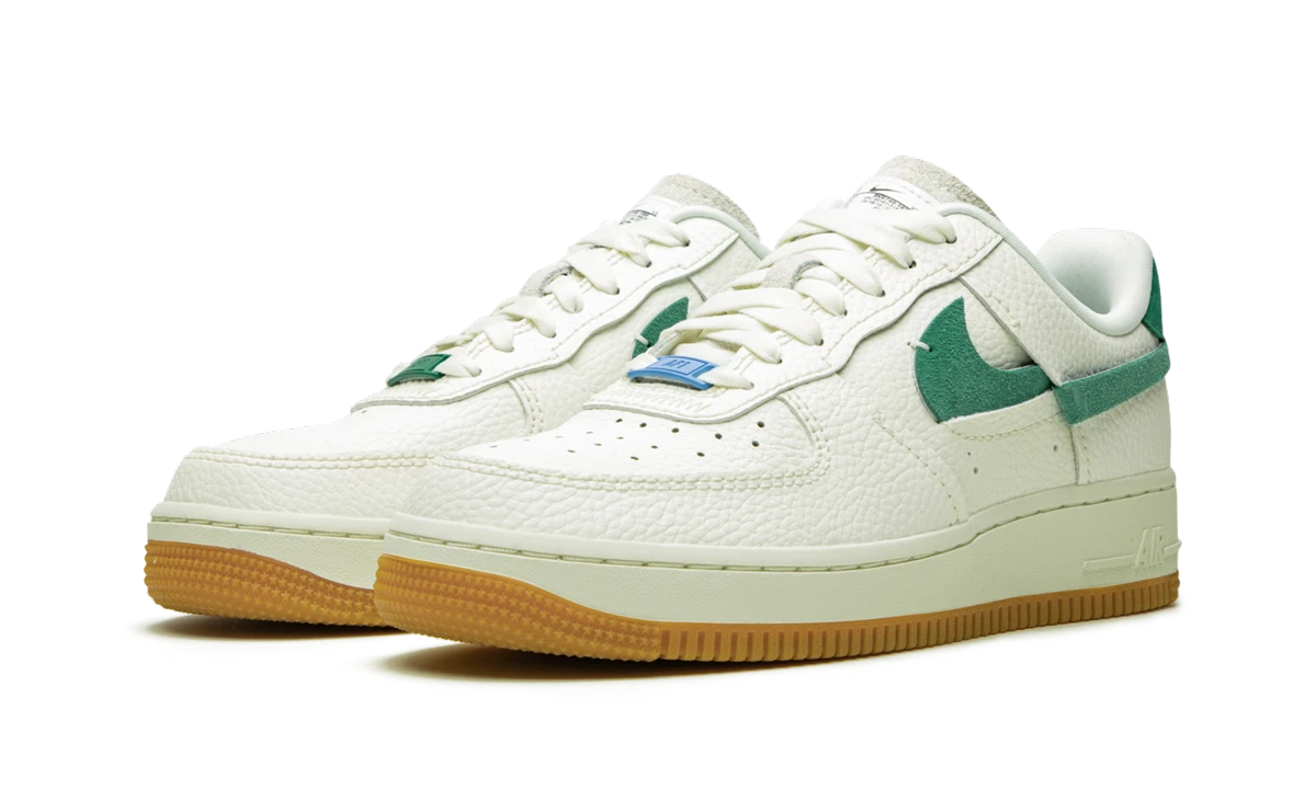 Detail of the inner side of the sneaker Nike Air Force 1 Vandalized Sail Mystic Green beige et vert.