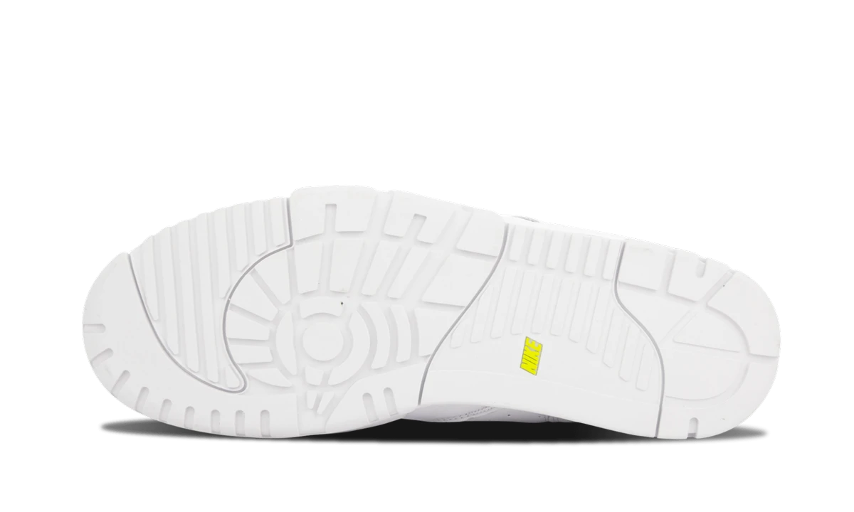 Detail of the inner side of the sneaker Nike Air Trainer 1 Fragment White blanc et gris.