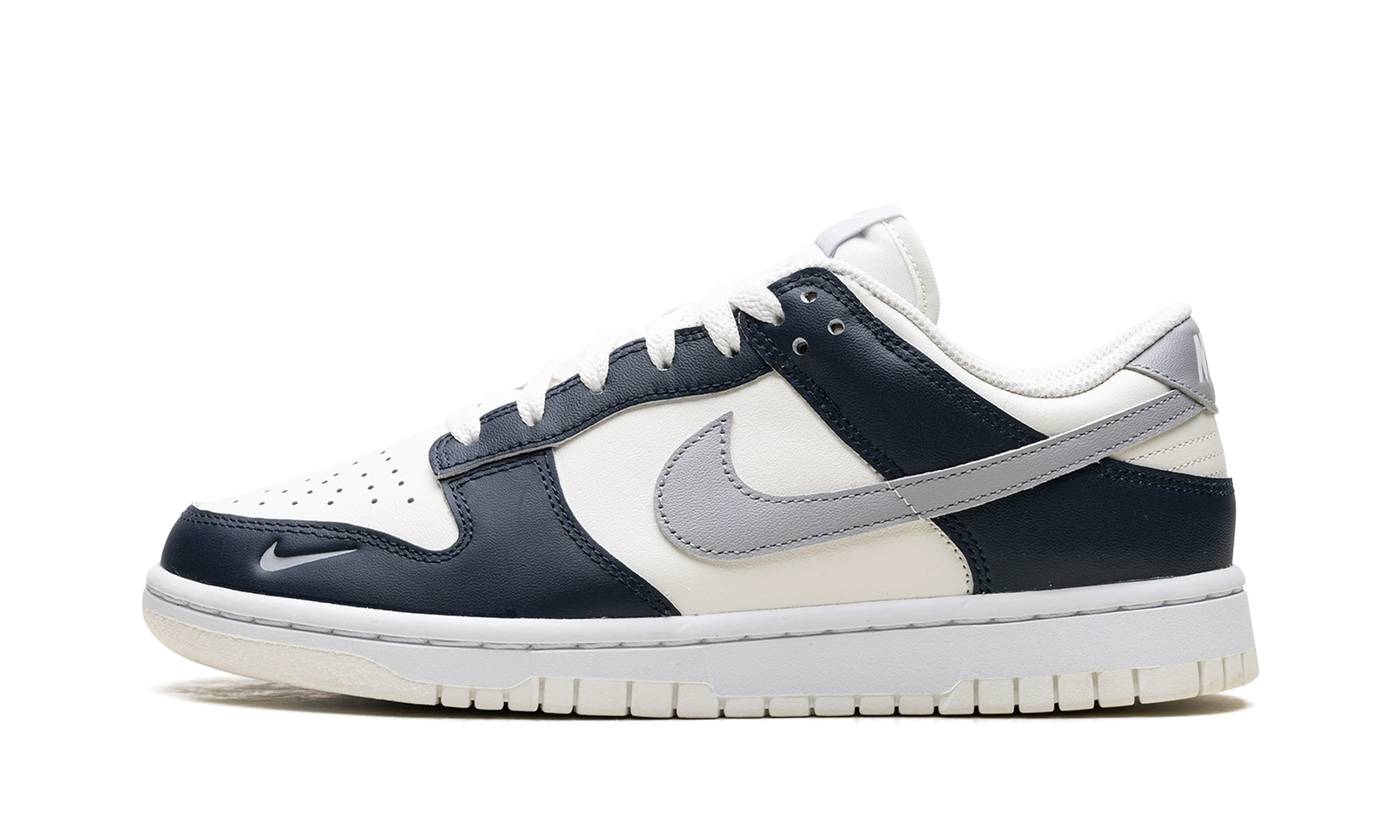 Sneaker Nike Dunk Low Armoury Navy (HV2390-100) in leather beige, white and blue — outer profile view.