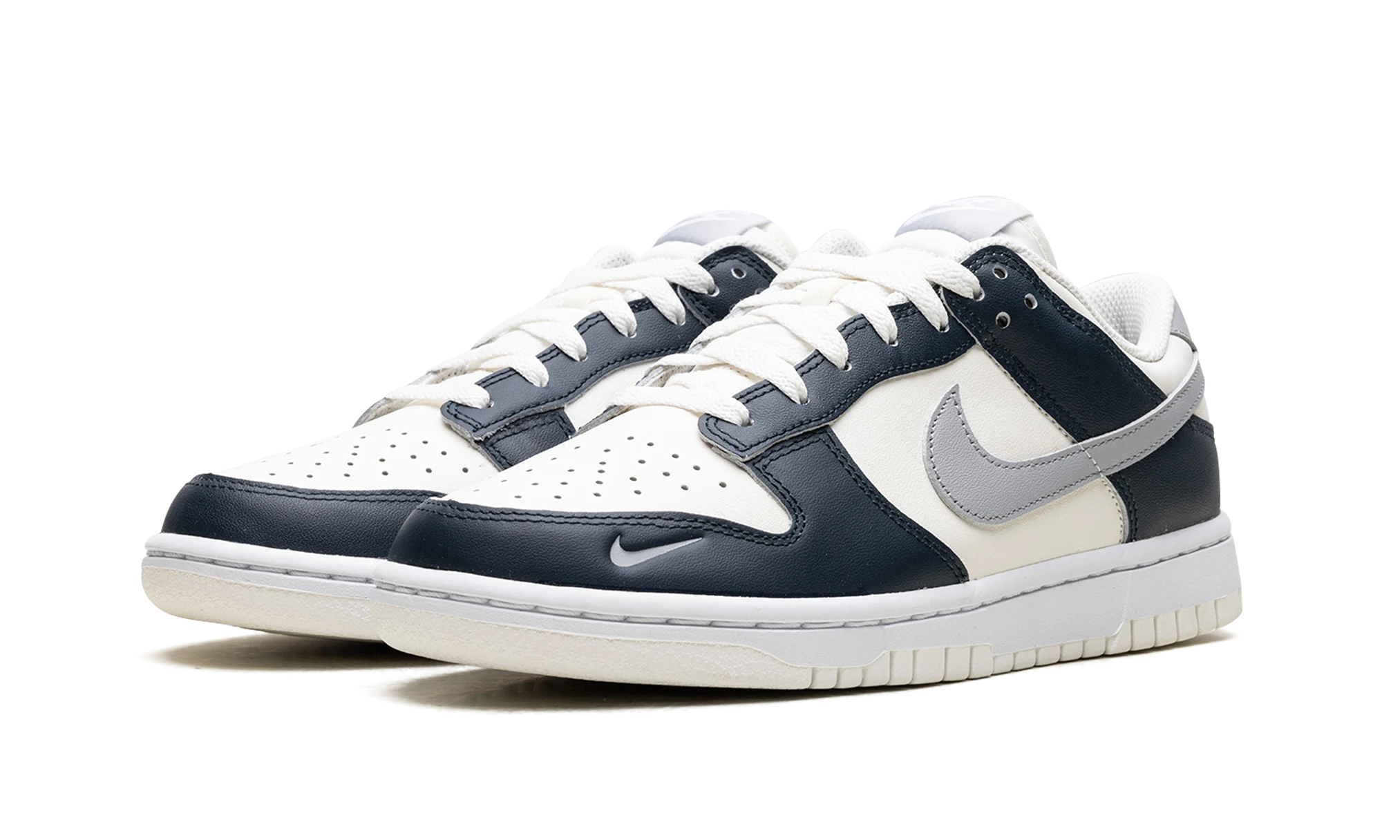 Detail of the inner side of the sneaker Nike Dunk Low Armoury Navy (HV2390-100) beige, blanc et bleu.