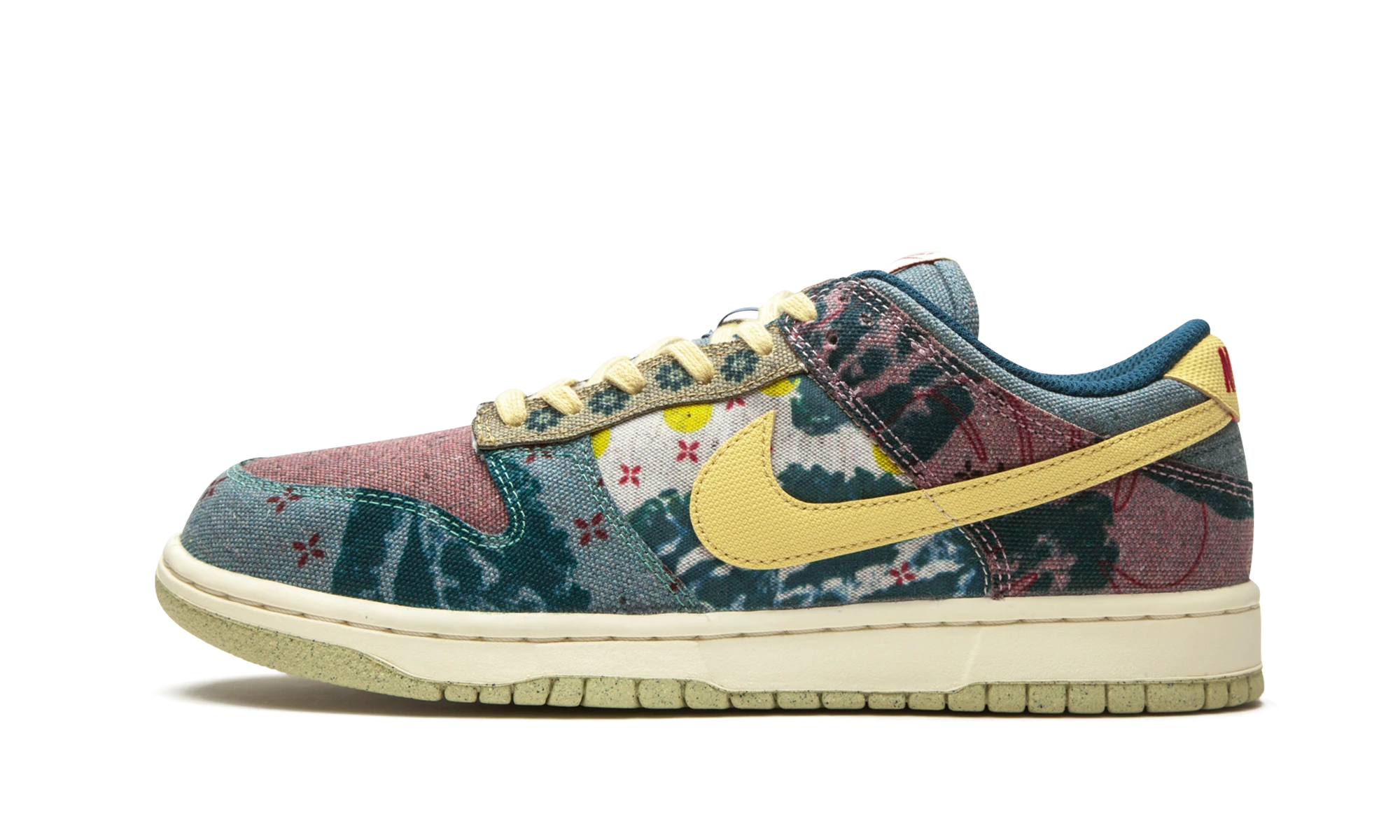 Zapatilla Nike Dunk Low Community Garden (CZ9747-900) en cuero turquesa y rojo — vista de perfil exterior.