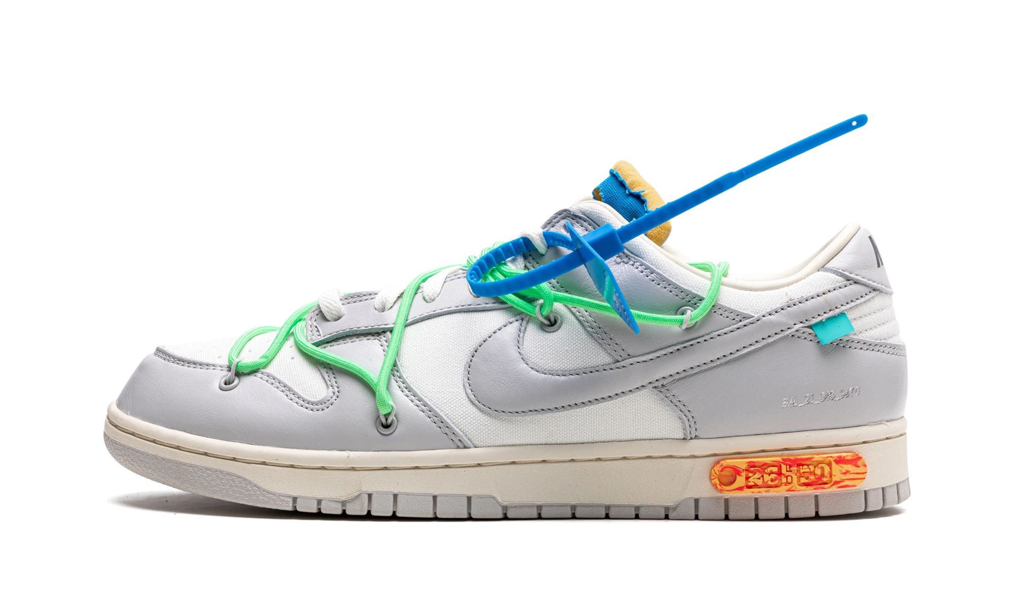 Sneaker Nike Dunk Low Off-White Lot 26 (DM1602-116) in leer beige, grijs en wit — zijaanzicht.