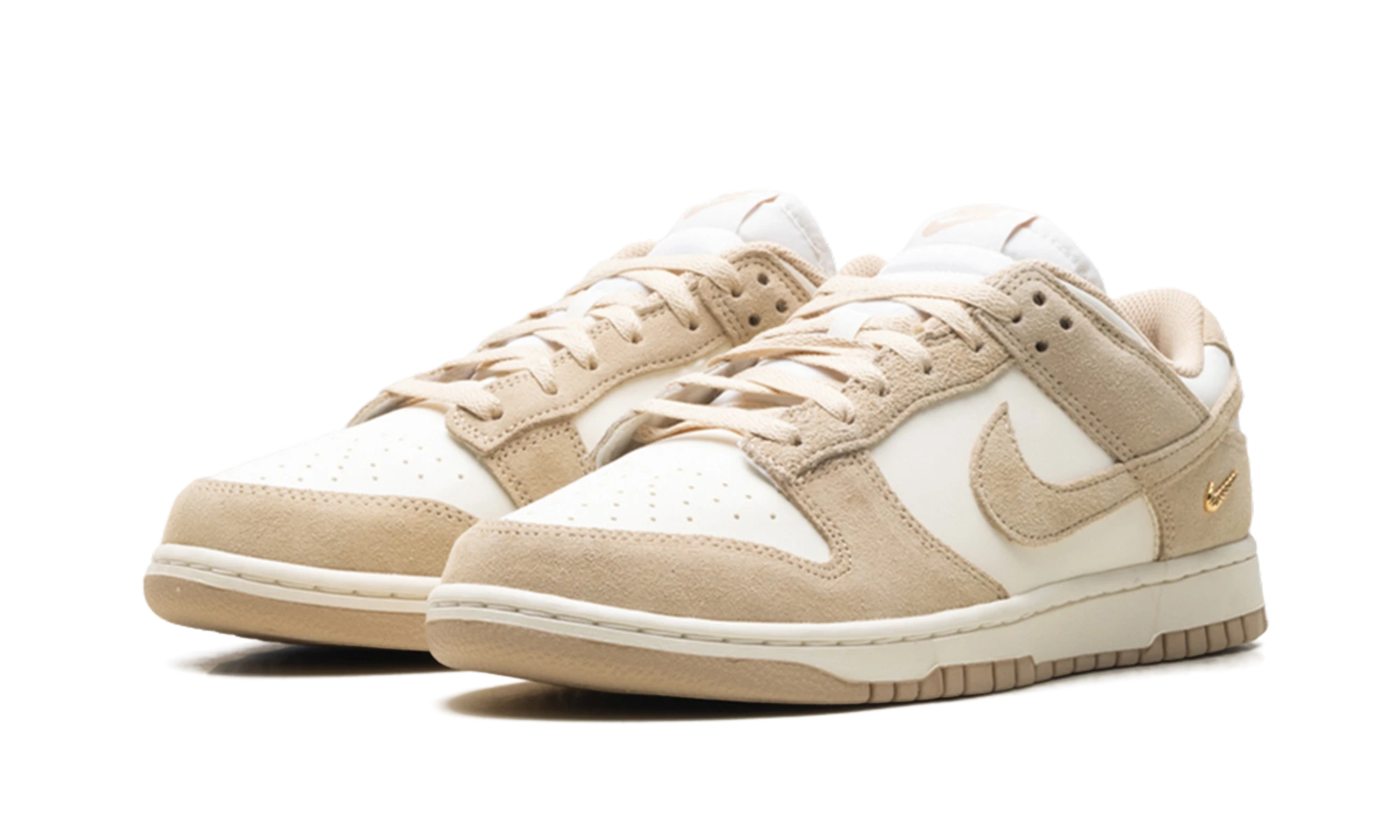 Detail of the inner side of the sneaker Nike Dunk Low Sail Metallic Gold Linen (IO4244-101) beige, blanc et or.