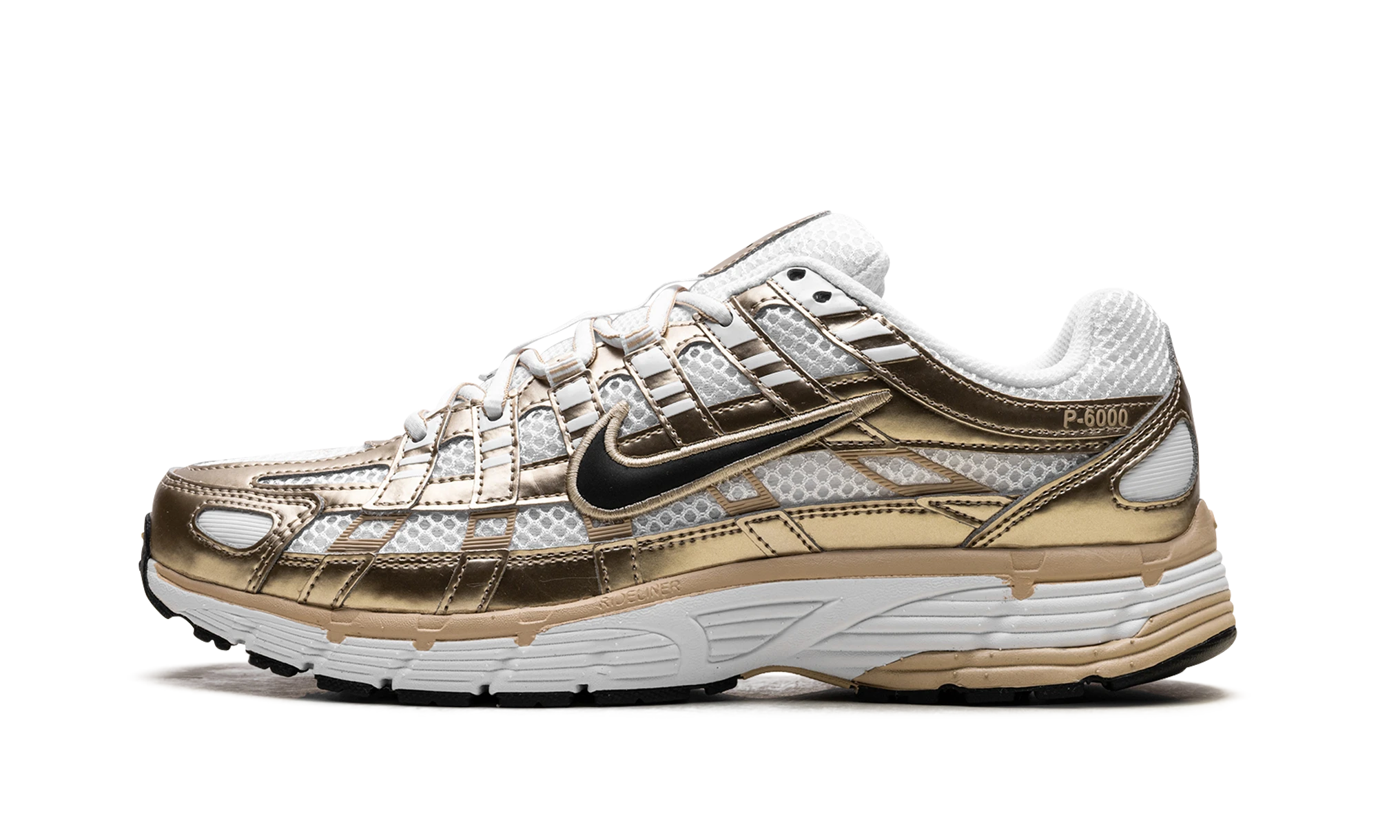Detail of the inner side of the sneaker Nike P-6000 Gold blanc, or et noir.