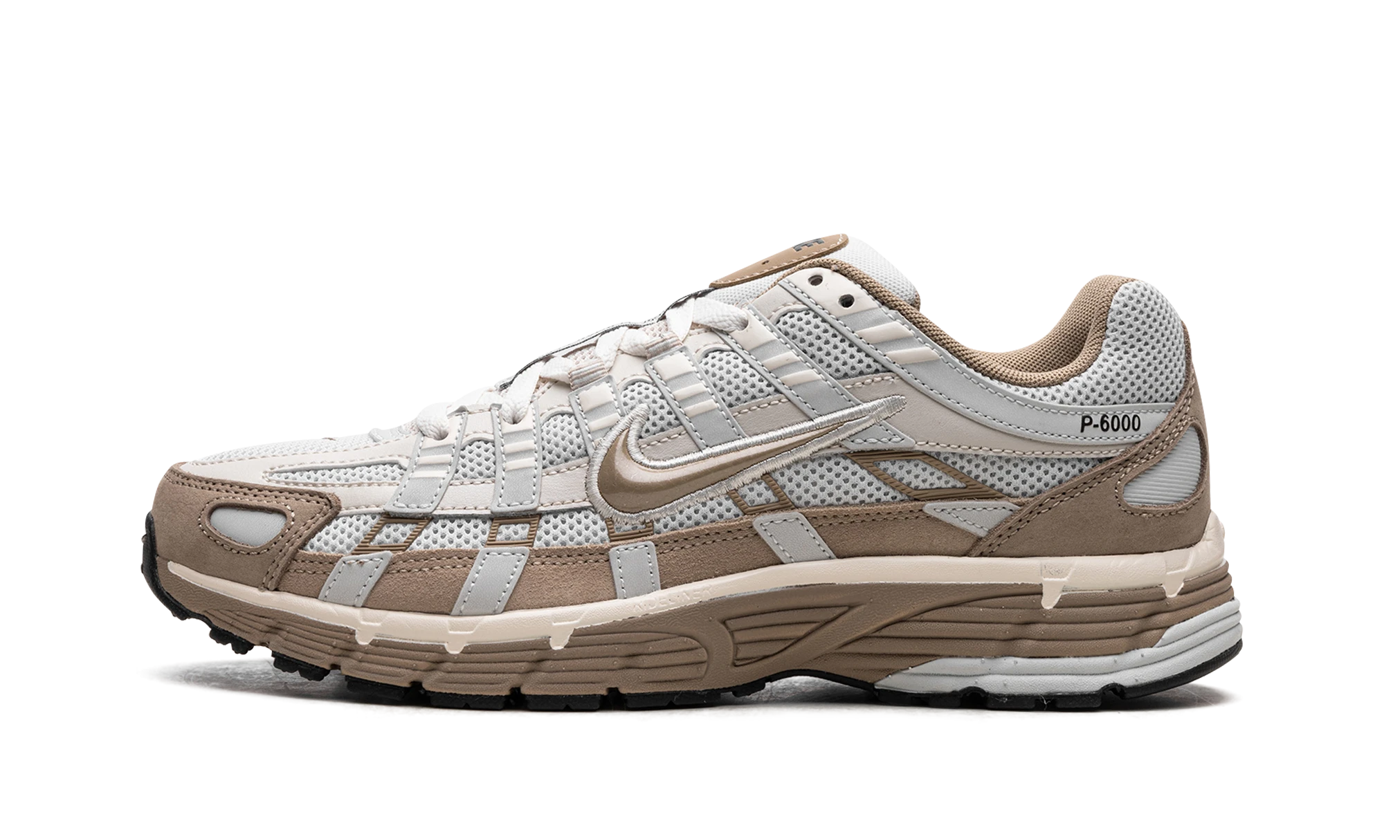 Sneaker Nike P-6000 Hangul Day in nubuck grey, beige and white, available in Europe — outer profile view.