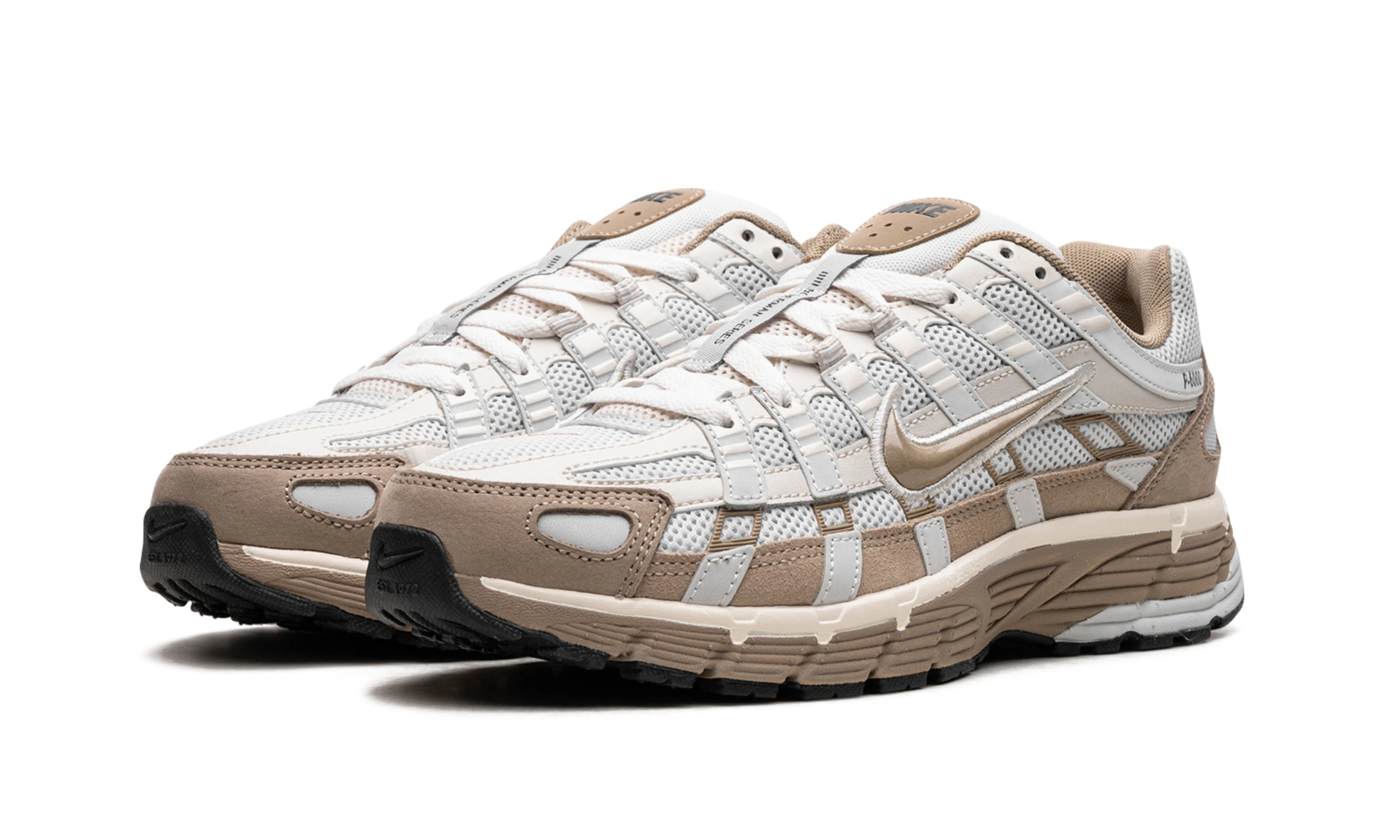 Detail of the inner side of the sneaker Nike P-6000 Hangul Day gris, beige et blanc.