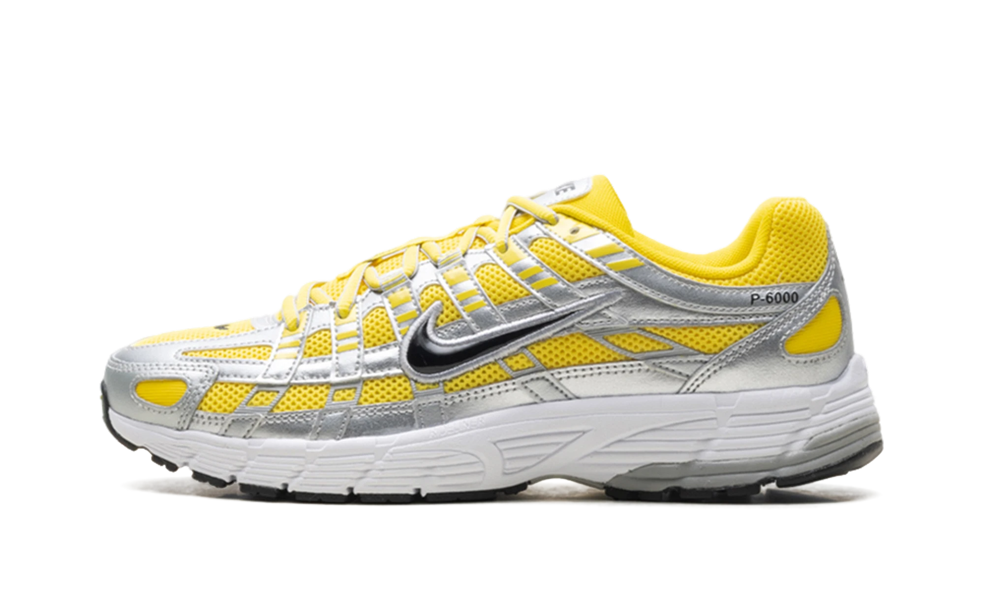 Sneaker Nike P-6000 Lightning Metallic Silver in leather silver, white and black, available in Europe — outer profile view.