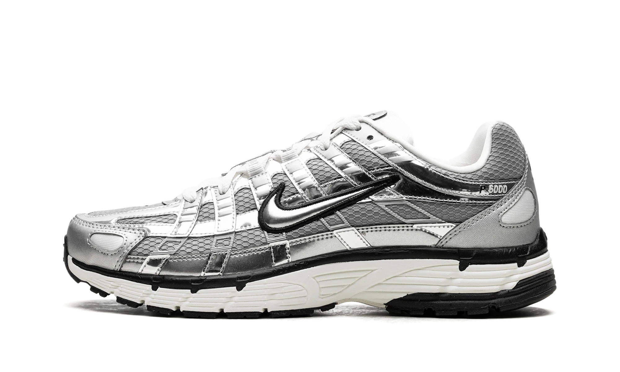 Detail of the inner side of the sneaker Nike P-6000 Metallic Silver argent, beige et noir.