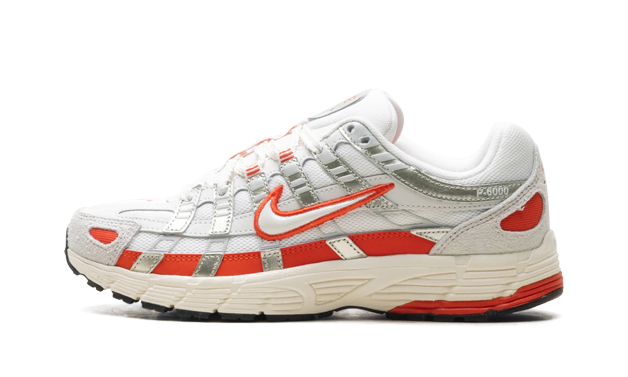 Sneaker Nike P-6000 Sail Pale Ivory Light Bone Picante Red in leather beige, white and red, available in Europe — outer profile view.