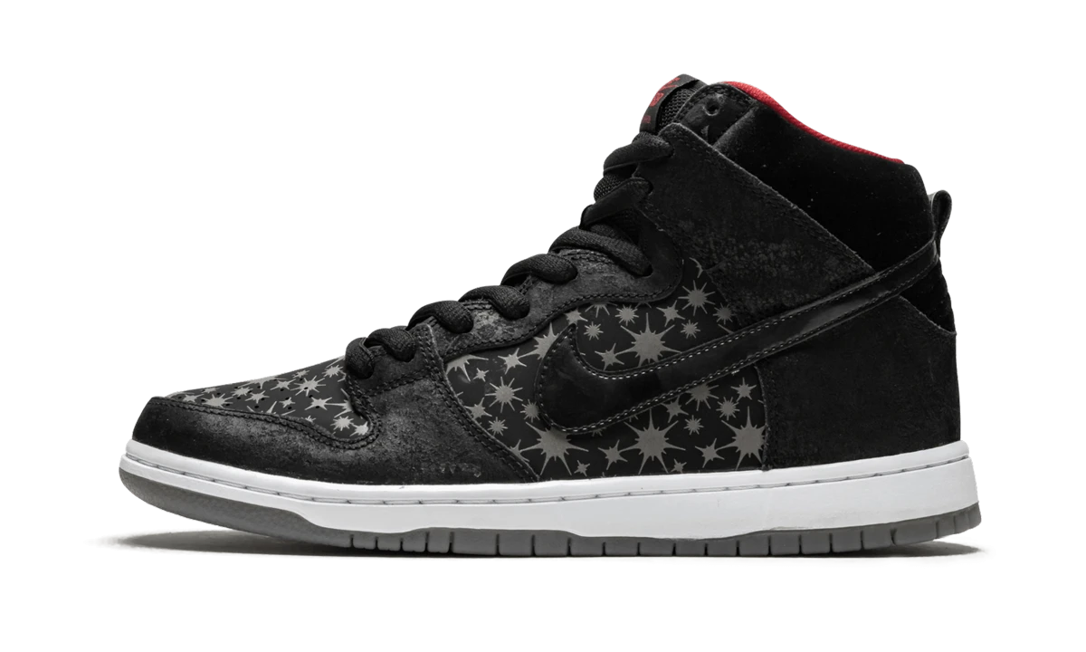 Sneaker Nike SB Dunk High Brooklyn Projects Paparazzi in leather black and red, available in Europe — outer profile view.