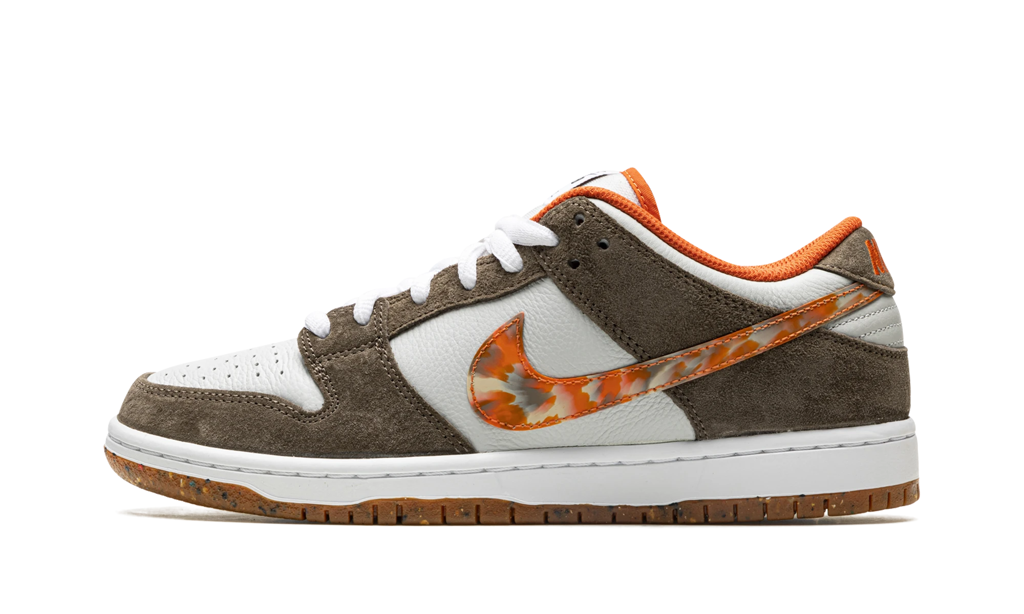 Sneaker Nike SB Dunk Low Crushed D.C. (DH7782-001) in leather green, grey and orange — outer profile view.