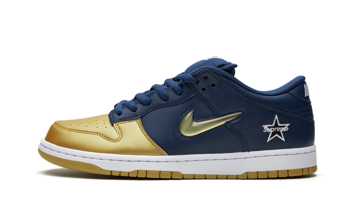 Sneaker Nike SB Dunk Low Supreme Jewel Swoosh Gold in leather gold, blue and white, available in Europe — outer profile view.