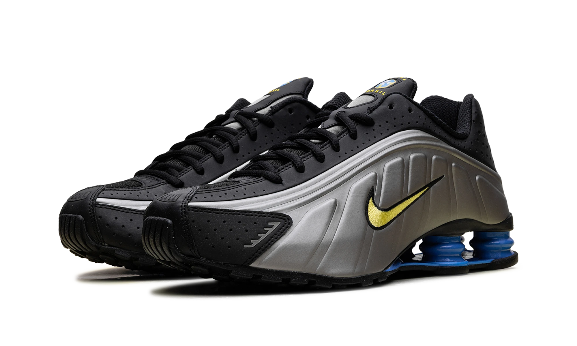 Detail of the inner side of the sneaker Nike Shox R4 Brazil noir, bleu et blanc.