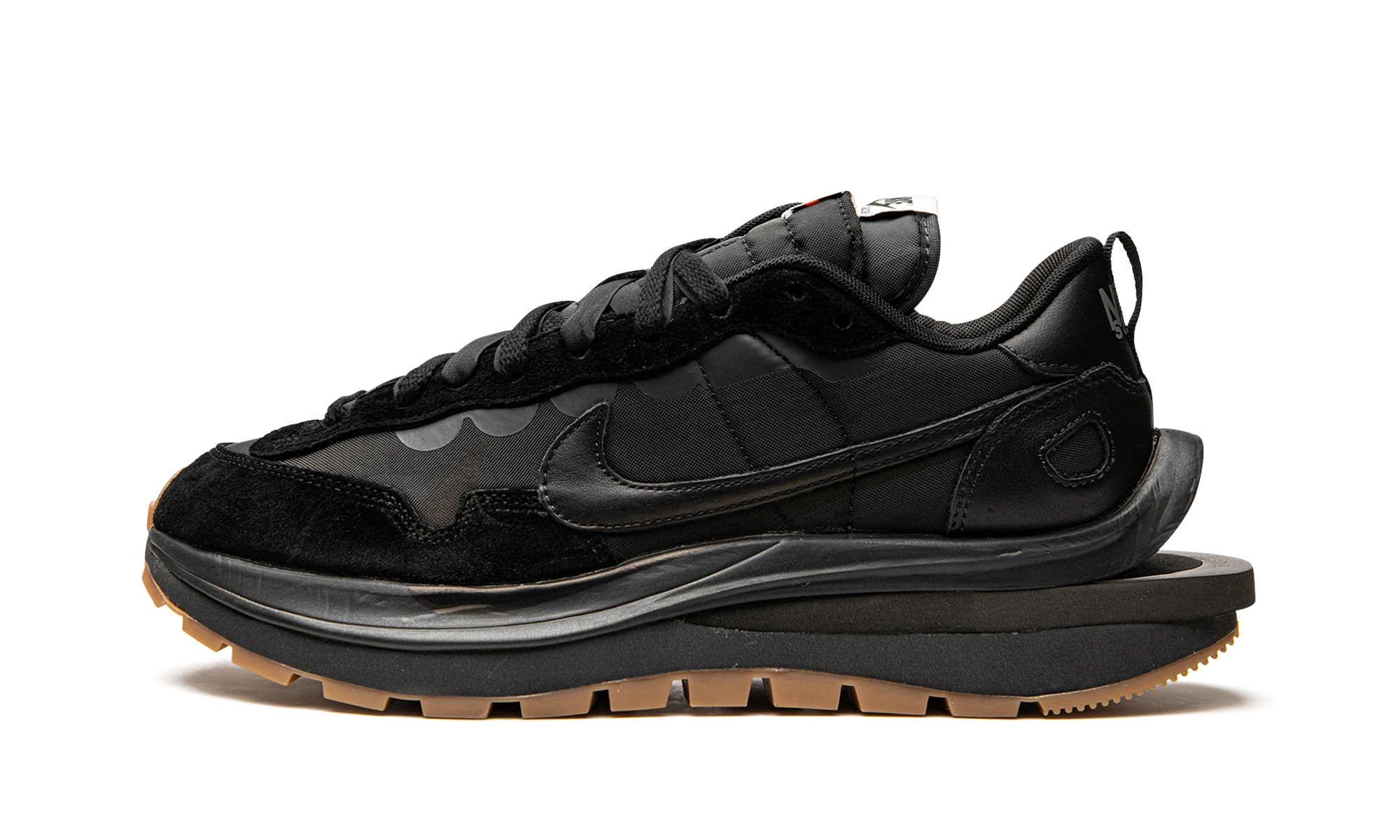 Sneaker Nike Vaporwaffle sacai Black Gum (DD1875-001) i läder svart och brun — yttre profilvy.