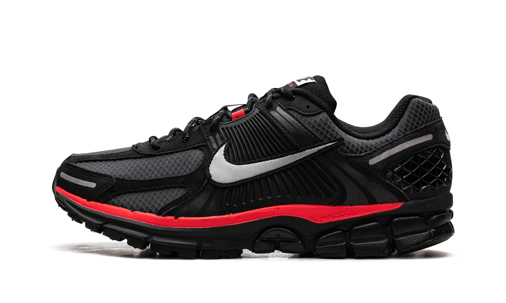Sneaker Nike Zoom Vomero 5 Black Metallic University Red in mesh black, silver and red, available in Europe — outer profile view.