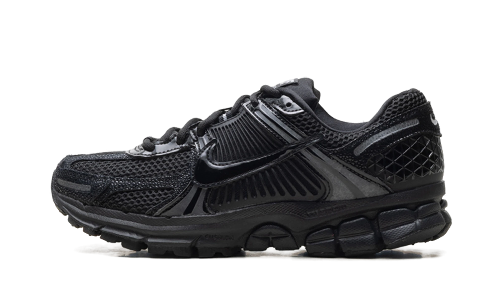 Detail of the inner side of the sneaker Nike Zoom Vomero 5 Black Patent noir et argent.