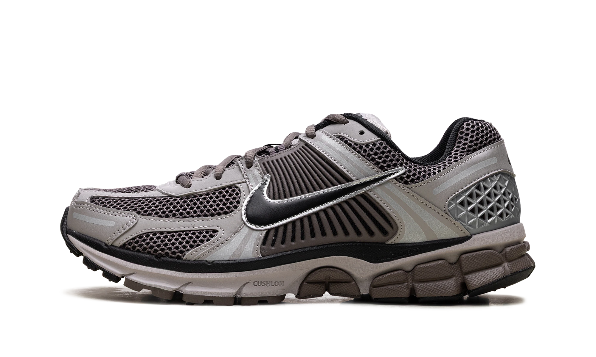 Sneaker Nike Zoom Vomero 5 College Grey Cave Stone in multicolore, available in Europe — outer profile view.