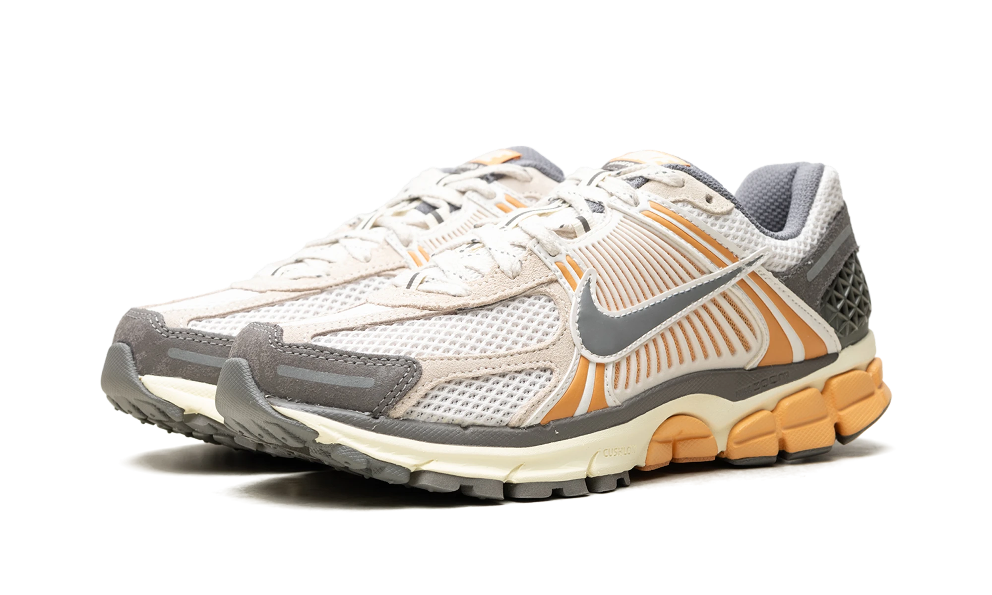 Detail of the inner side of the sneaker Nike Zoom Vomero 5 Copper Moon (IB7469-030) noir et orange.
