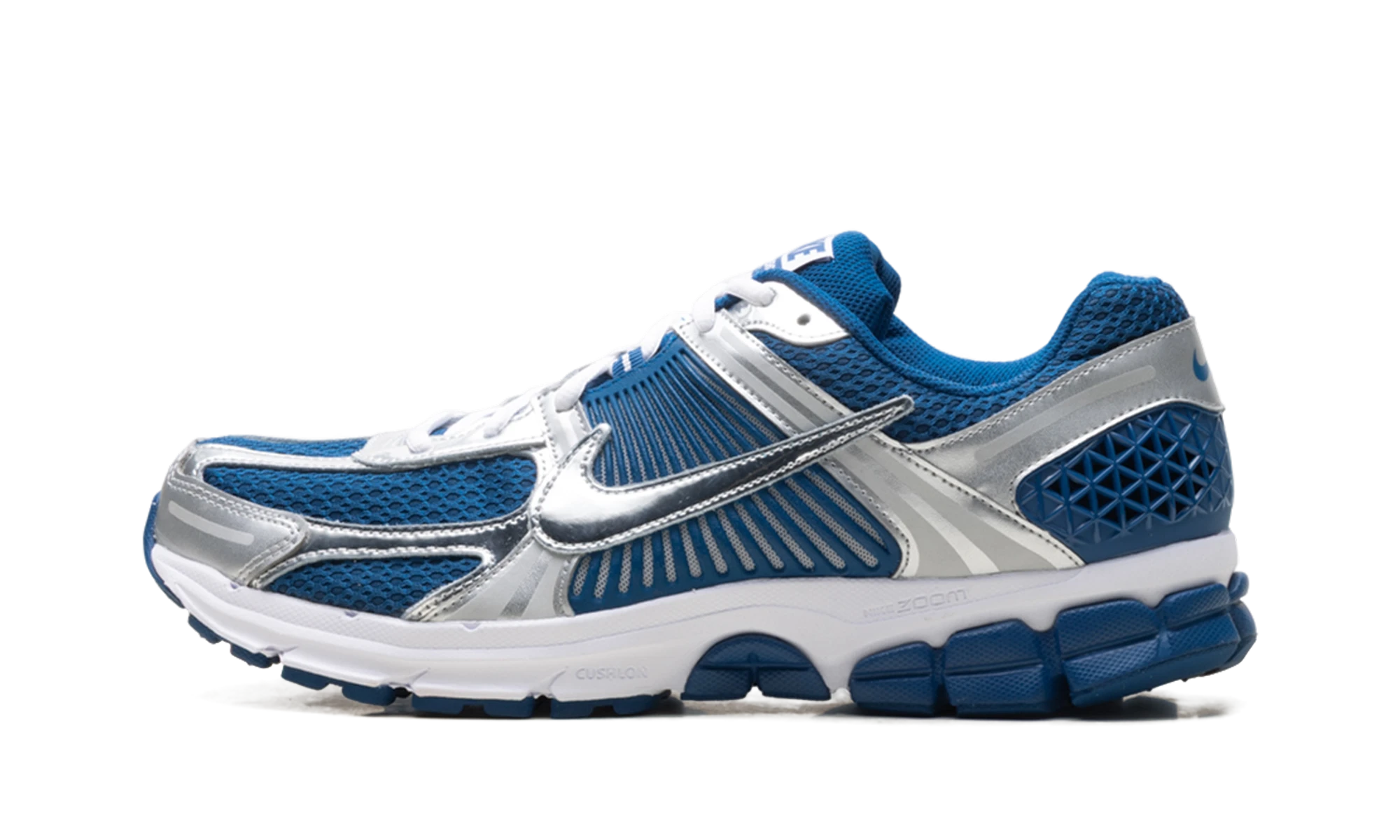 Sneaker Nike Zoom Vomero 5 Court Blue Metallic Silver (IQ9392-476) in leather blue, white and silver — outer profile view.