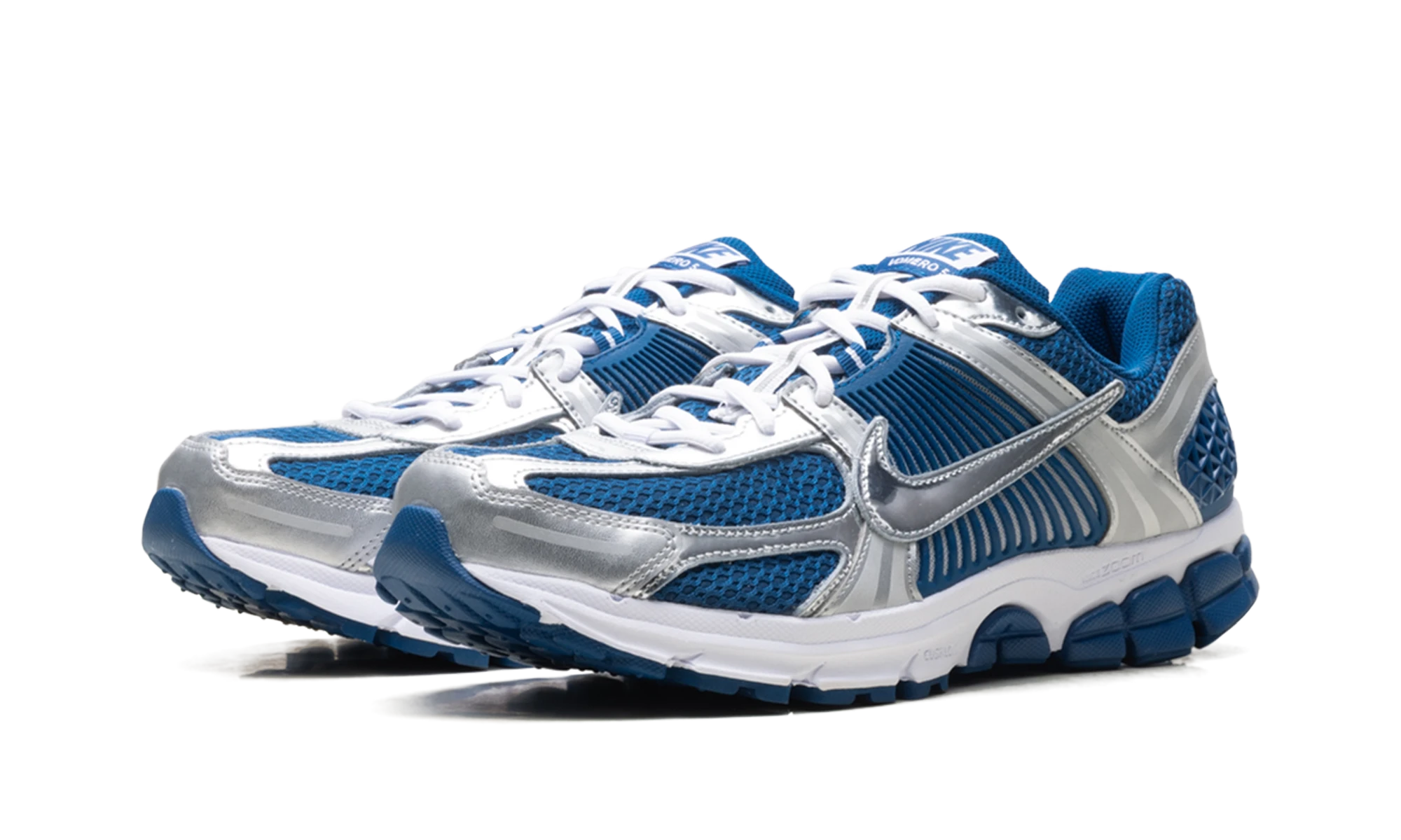 Detail of the inner side of the sneaker Nike Zoom Vomero 5 Court Blue Metallic Silver (IQ9392-476) bleu, blanc et argent.
