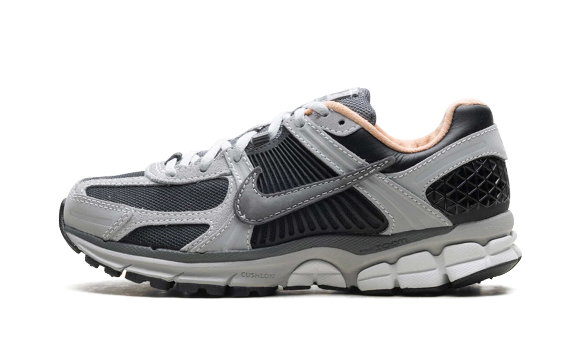 Sneaker Nike Zoom Vomero 5 Dark Smoke Grey Vachetta in leather grey, beige and white, available in Europe — outer profile view.