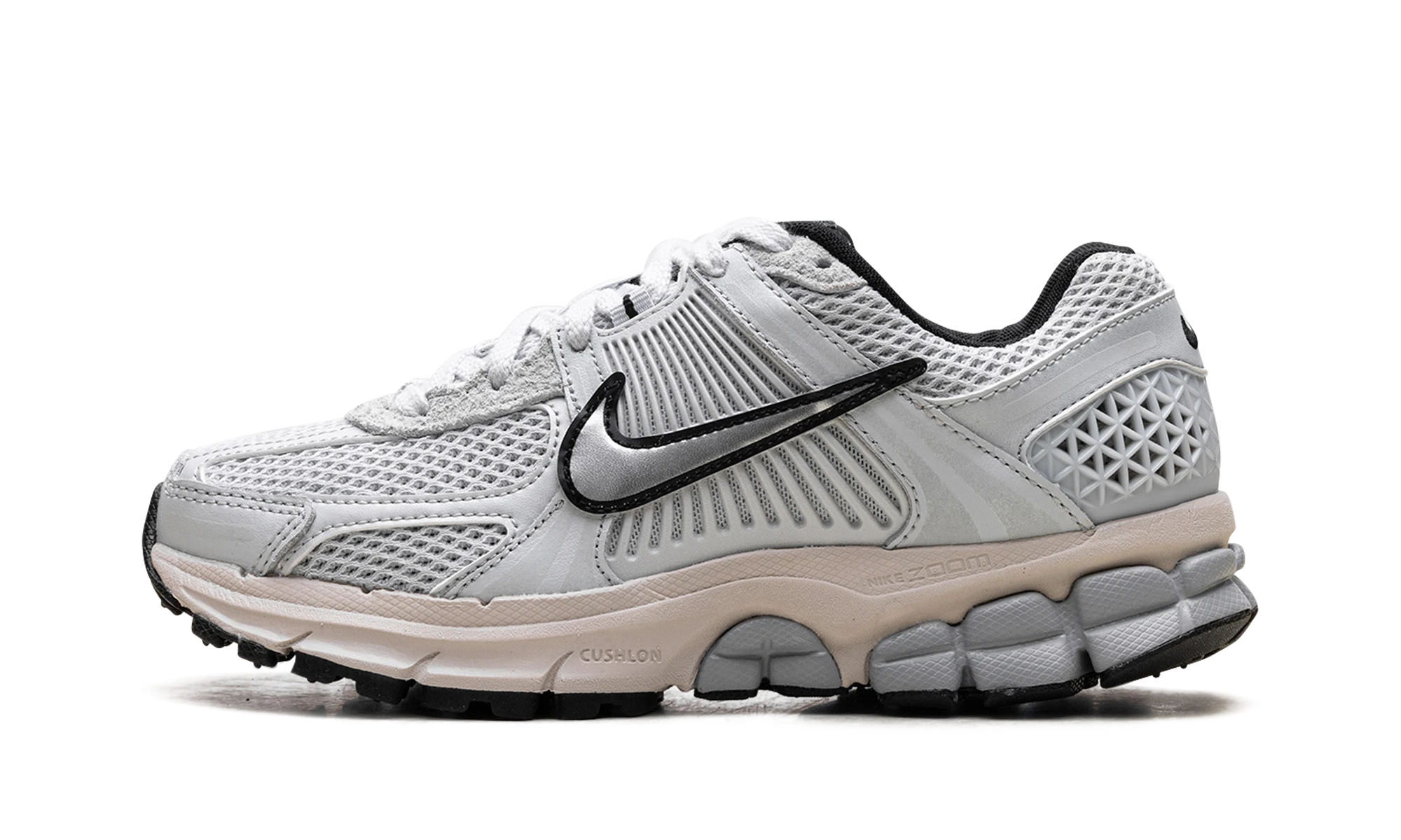 Sapatilha Nike Zoom Vomero 5 Pure Platinum (FN6742-002) em couro castanho — vista de perfil exterior.
