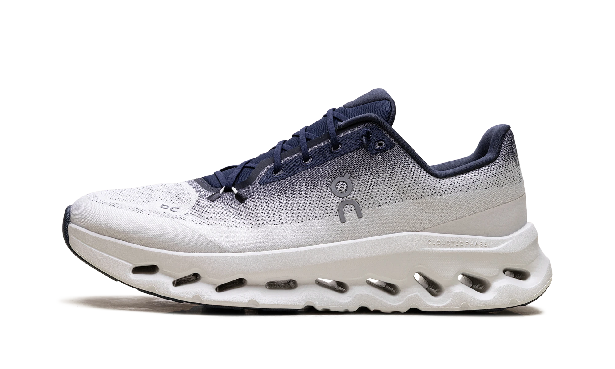 Detail of the inner side of the sneaker On Running Cloudtilt Midnight Ice multicolore.