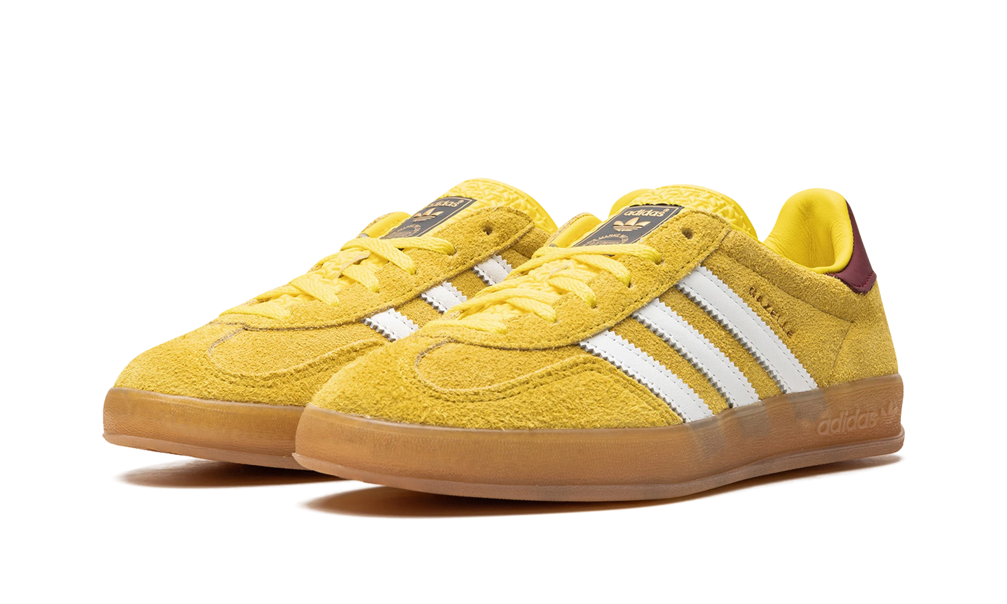 Detail vnitřní strany tenisky Adidas Gazelle Indoor Bright Yellow Collegiate Burgundy (IE7003) jaune, blanc et marron.