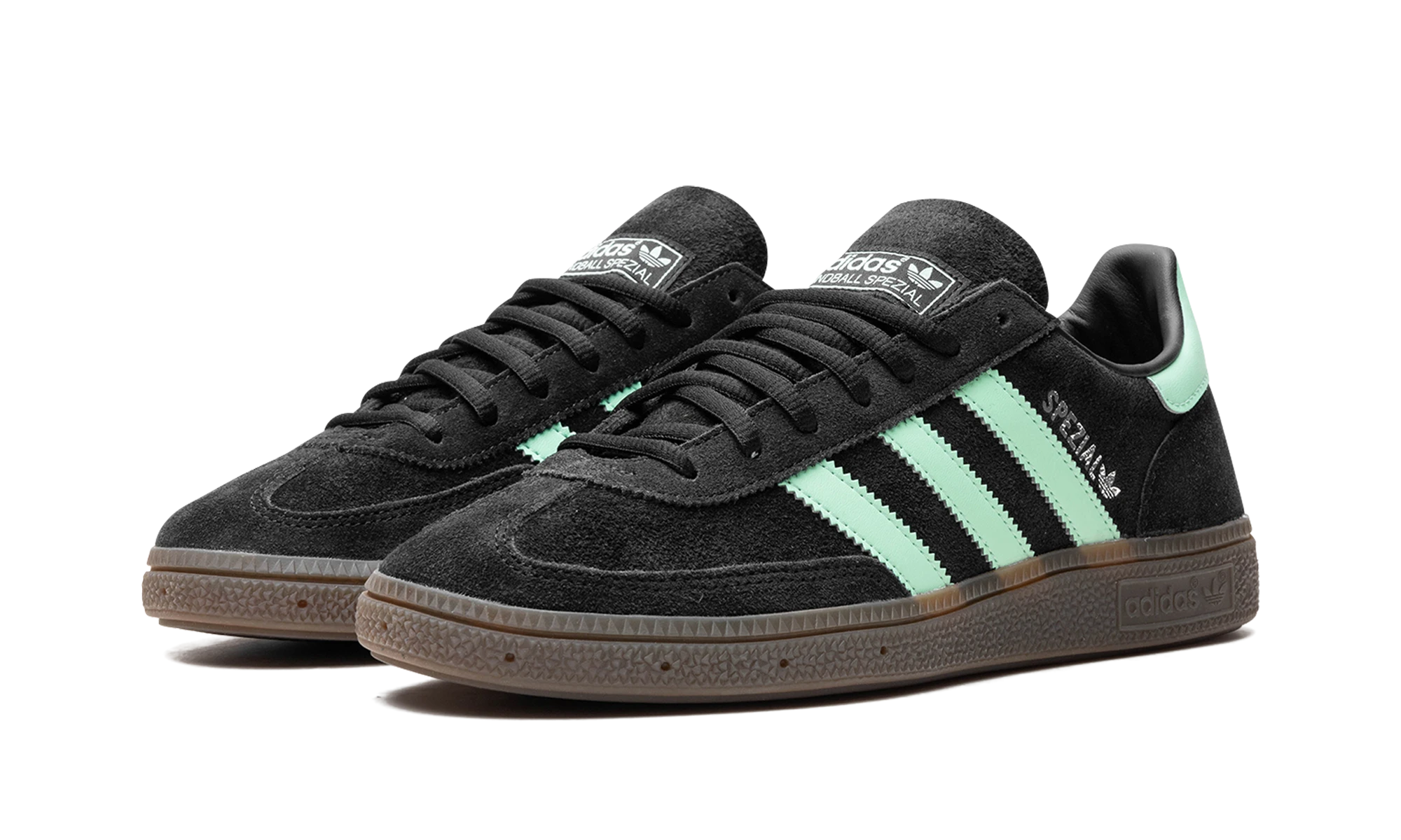 Detail of the inner side of the sneaker Adidas Handball Spezial Clear Mint (IH7491) noir et marron.