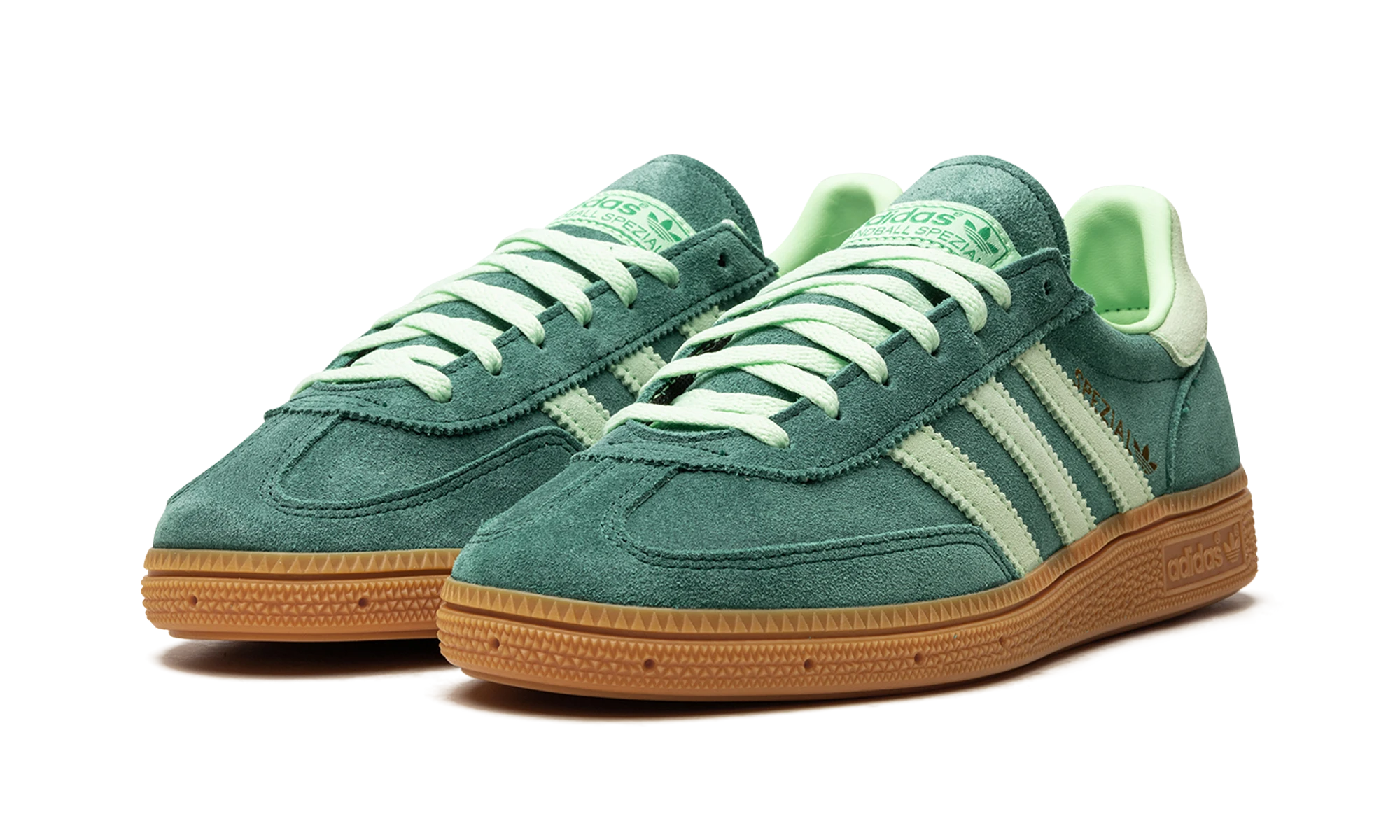 Detail of the inner side of the sneaker Adidas Handball Spezial Collegiate Green Semi Green Spark (IE5896) vert et marron.