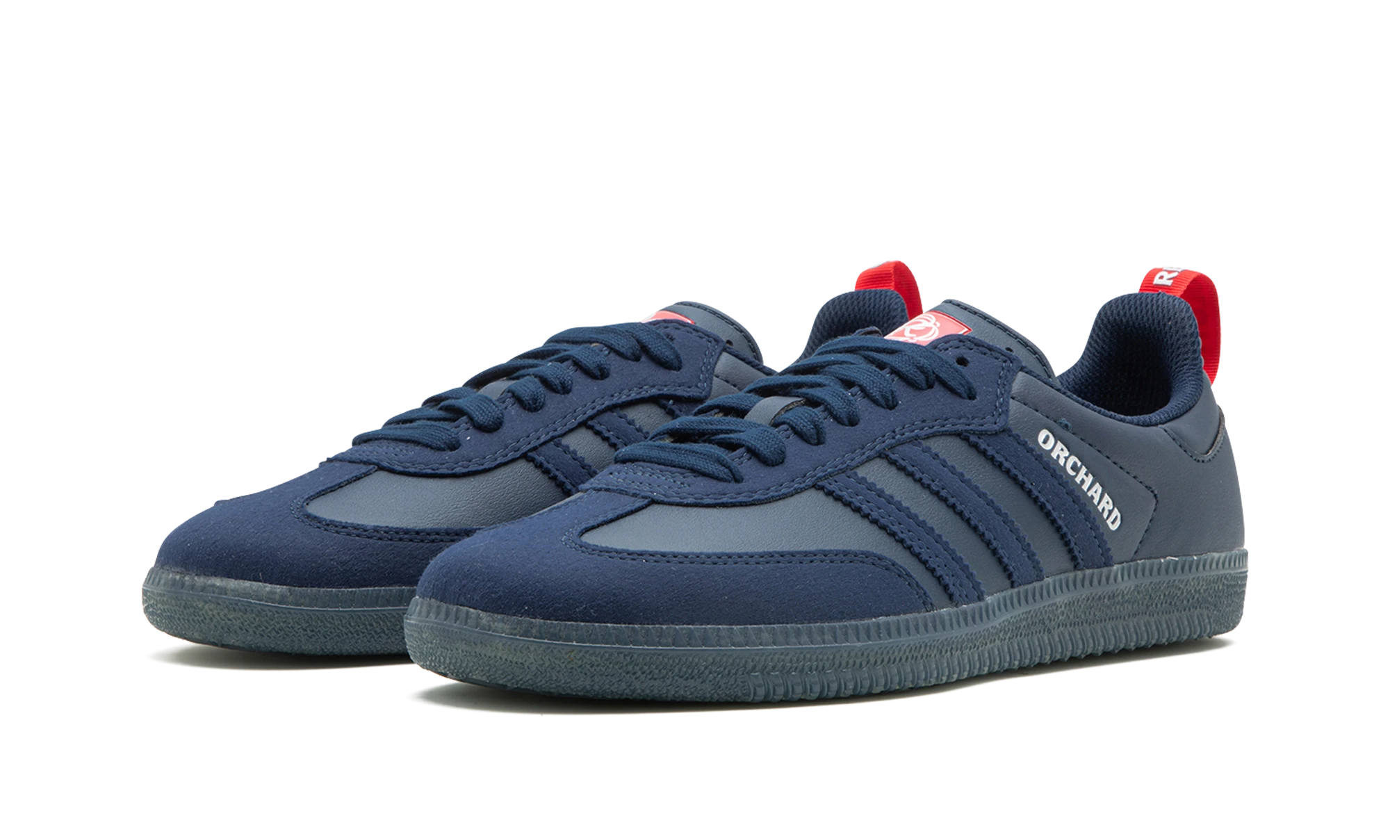 Detail of the inner side of the sneaker Adidas Samba ADV Orchard Skateshop New England Revolution (IG7925) bleu et argent.
