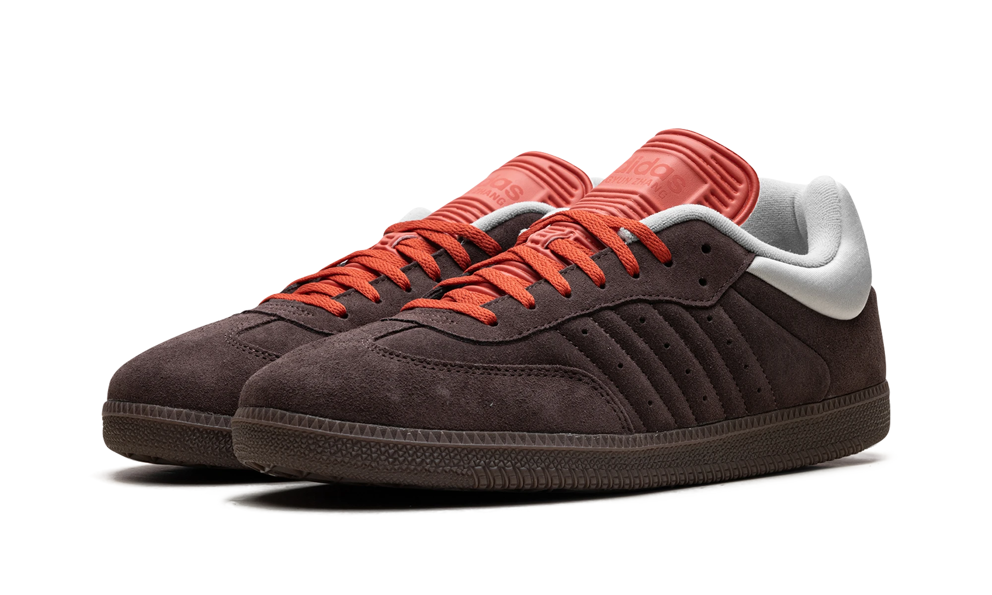 Dettaglio del lato interno della scarpa Adidas Samba Dingyun Zhang Oxidized Brown (IF9704) marron et rouge.