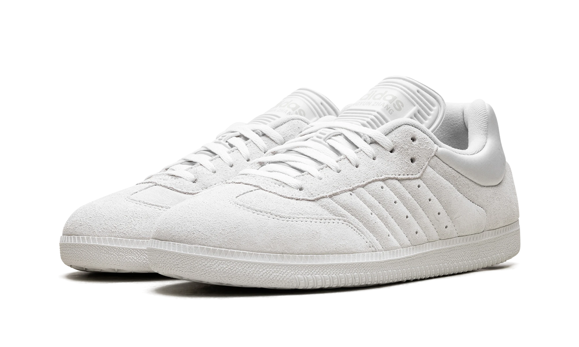 Dettaglio del lato interno della scarpa Adidas Samba Dingyun Zhang White Vapour (IF9703) blanc et gris.