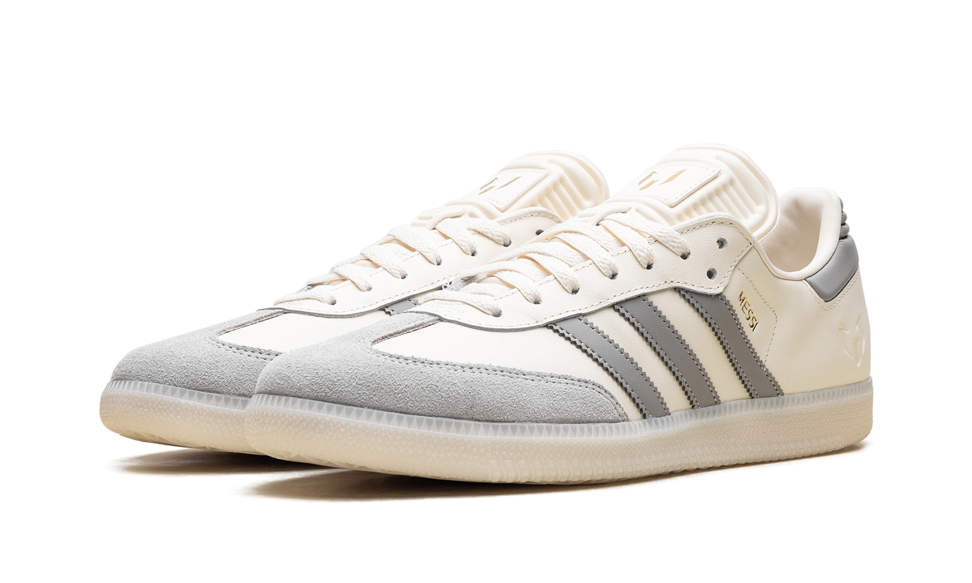 Dettaglio del lato interno della scarpa Adidas Samba Lionel Messi Cream White (JQ0266) beige, blanc et marron.