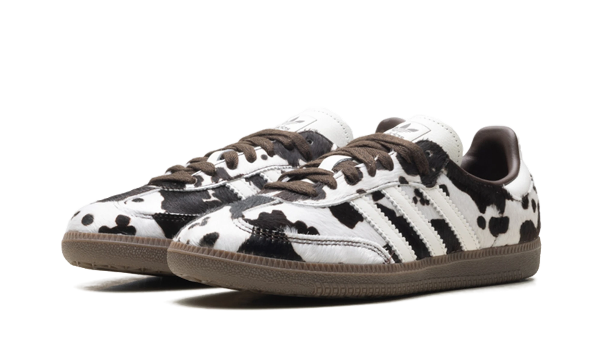 Dettaglio del lato interno della scarpa Adidas Samba OG Cow Print Dark Brown White (KK2238) noir, marron et blanc.