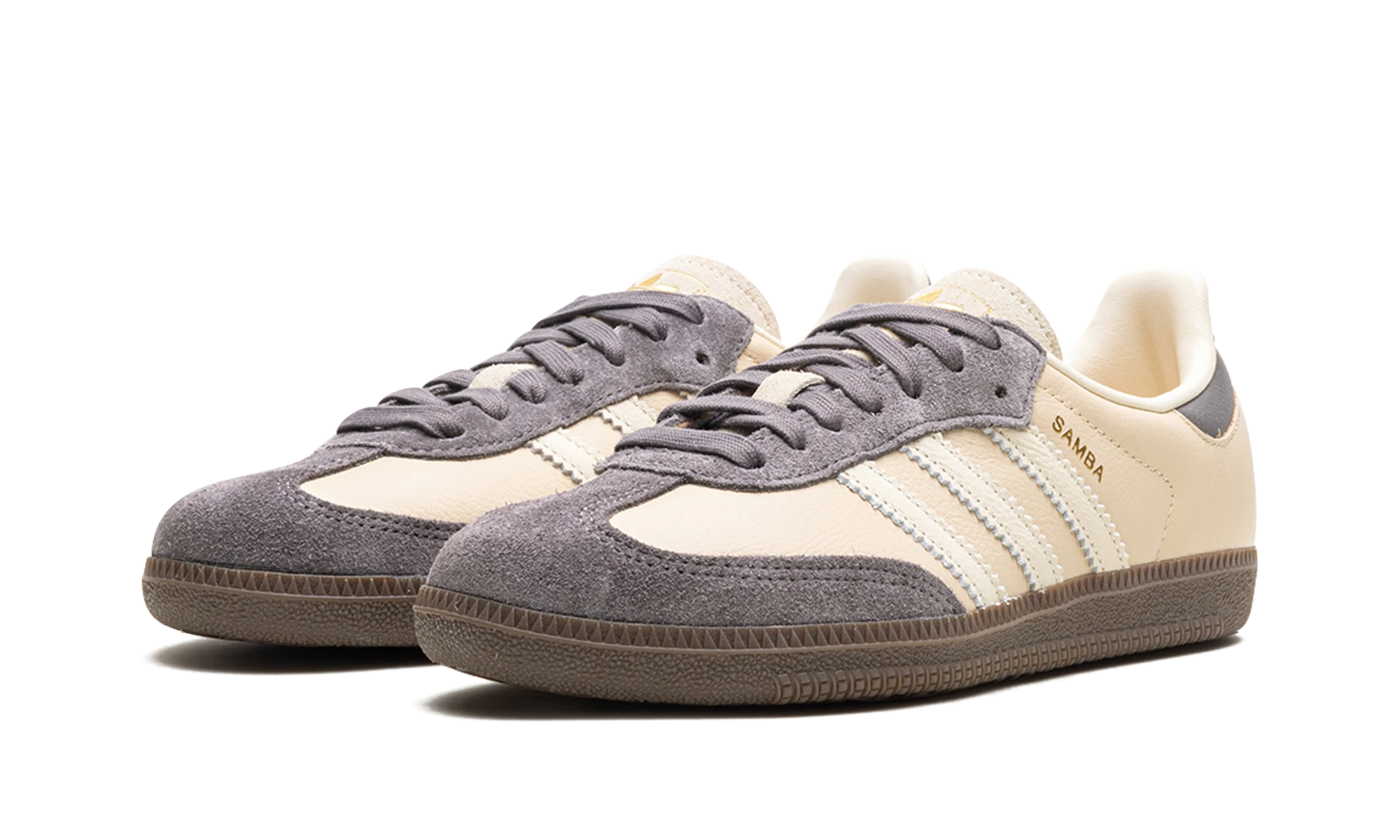 Dettaglio del lato interno della scarpa Adidas Samba OG Crystal Sand Charcoal (JI4210) beige, blanc et gris.